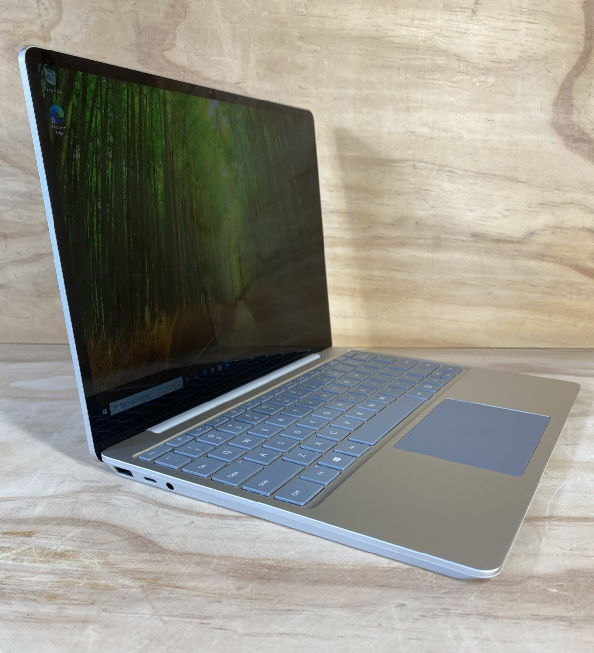 Microsoft Surface Laptop Go 1943 12.4″ i5-1035G1 1.0GHz 4GB RAM 64GB SSD/bat87%