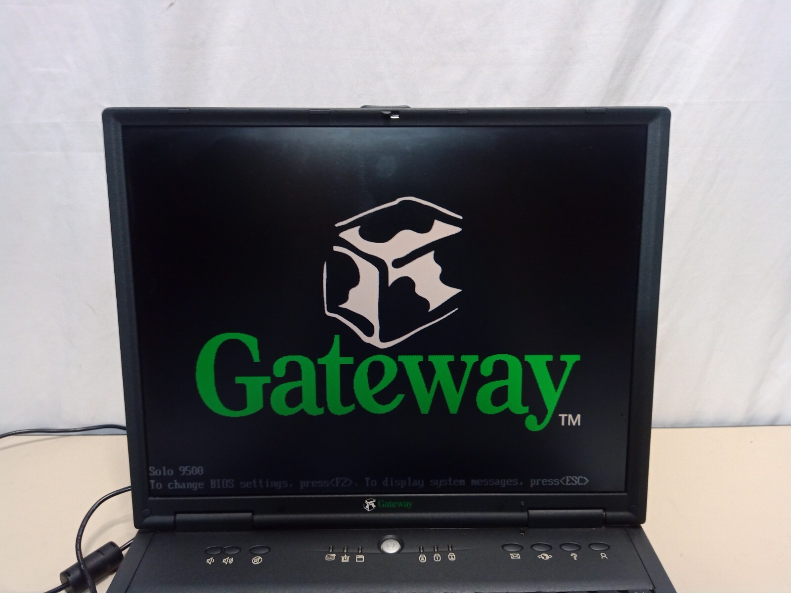 Vintage Gateway Solo 9500 Laptop Pentium III 745MHz 128MB RAM 20GB HDD WinXP
