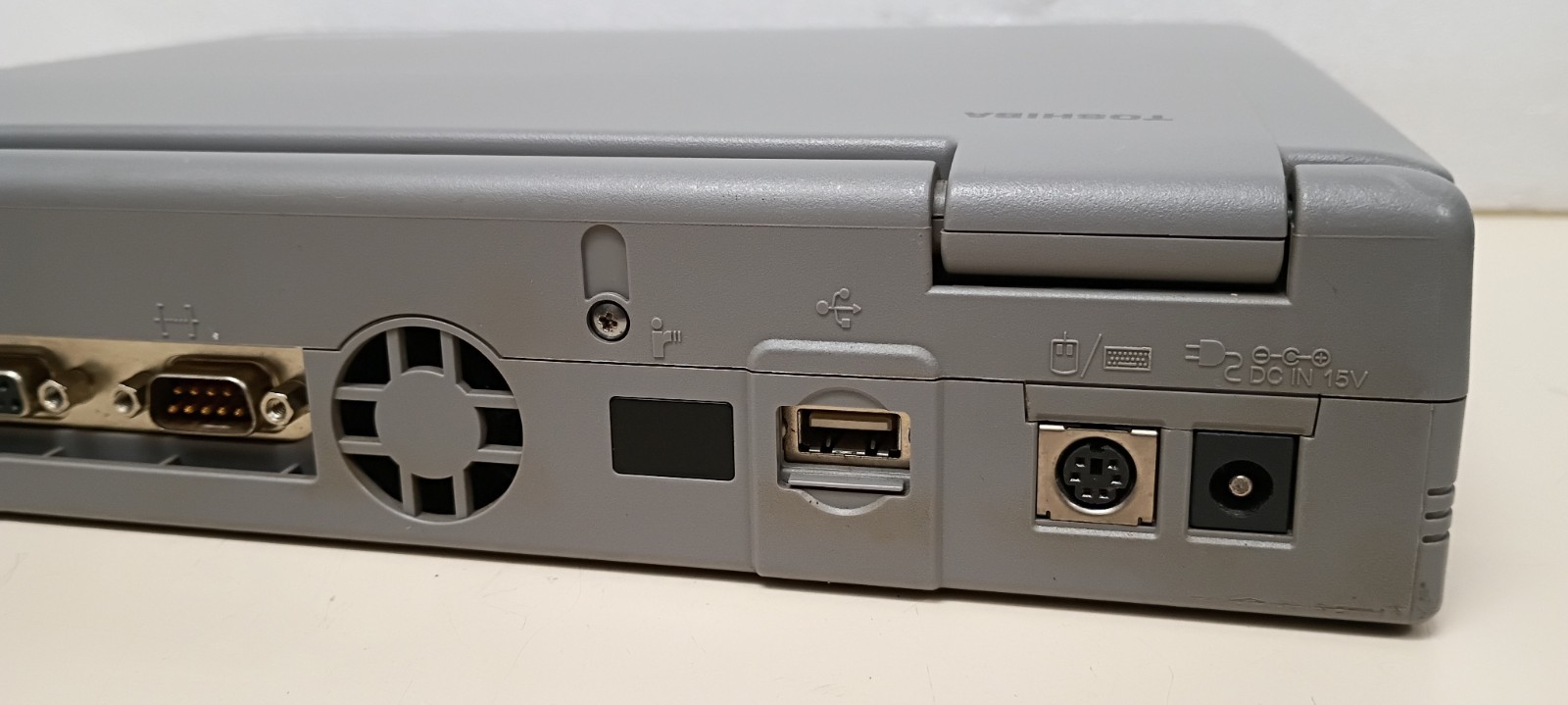 Toshiba Satellite 330CDS Laptop Intel Pentium MMX, 2Gb HD, Windows 98 Working