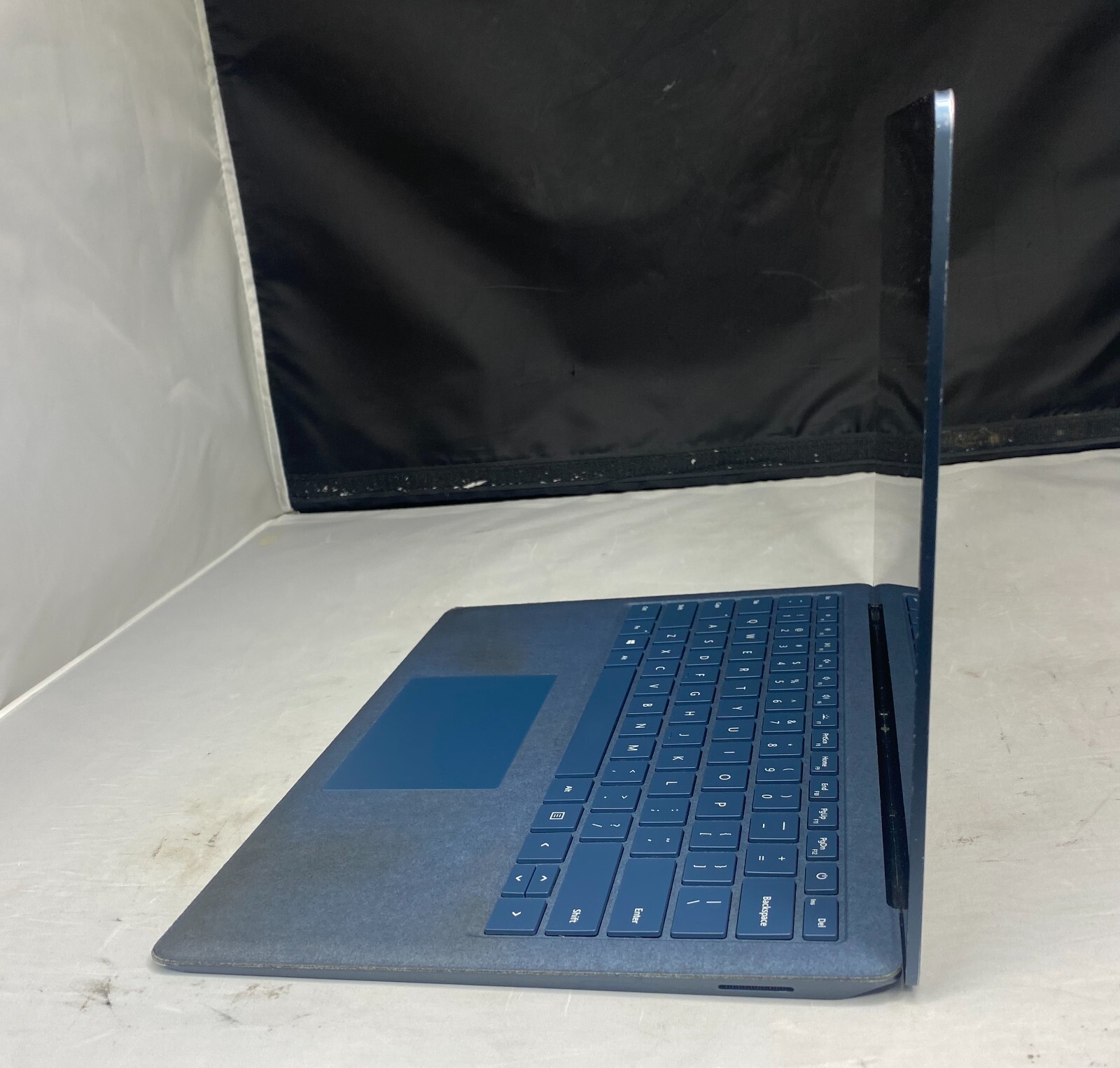 Microsoft Surface Laptop 13.5” – Intel Core i5 – 8GB – 256GB – Cobalt Cracked