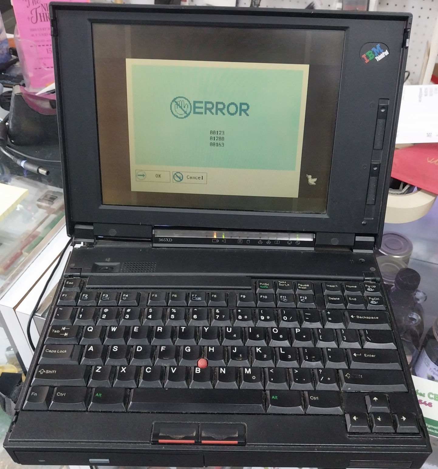 Vintage IBM ThinkPad 365XD with AC adapter & FDD boots to BIOS. Broken Hinge