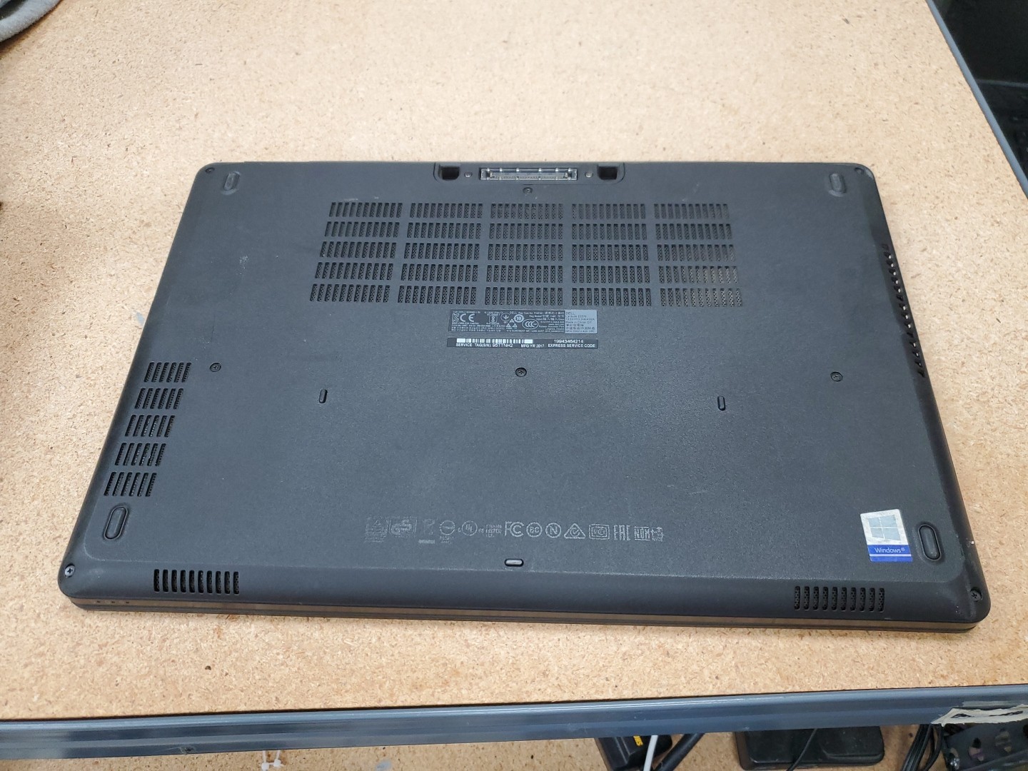 Dell Latitude E5570 15.6″ (256g SSD, Intel Core i5 6th Gen., 8GB) 041326-1