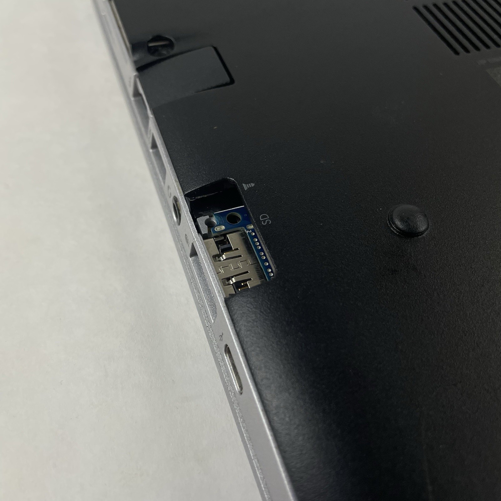 HP EliteBook 850 G3 15.6″ i7-6600U 2.60 GHz 16 GB RAM No SSD/OS/AC – Bad Bottom