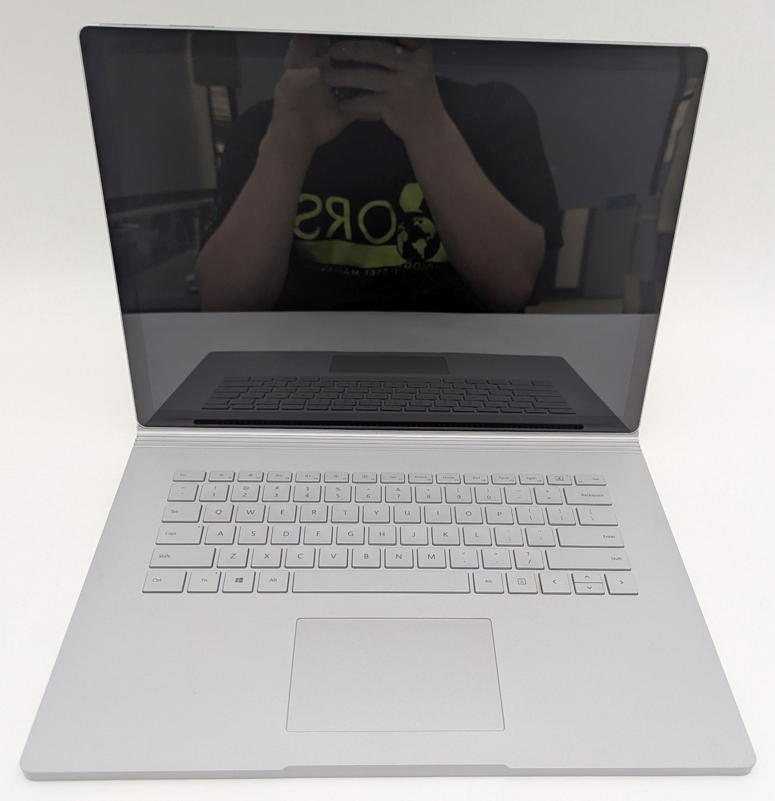 Incomplete Microsoft Surface Book 2 15″ i7-8650U 1.90GHz 16GB 256GB NVMe NVIDIA