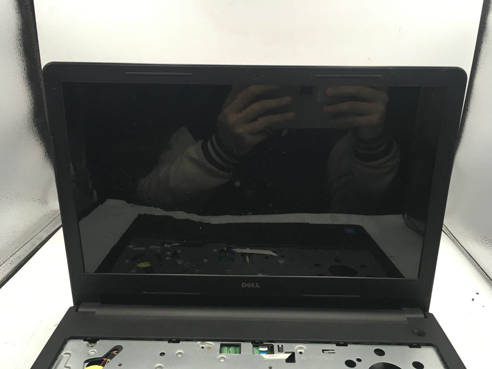 DELL LATITUDE 3559 – FOR PARTS/BAD LCD – INTEL I3 5015U – NO RAM – READ DESC -BB