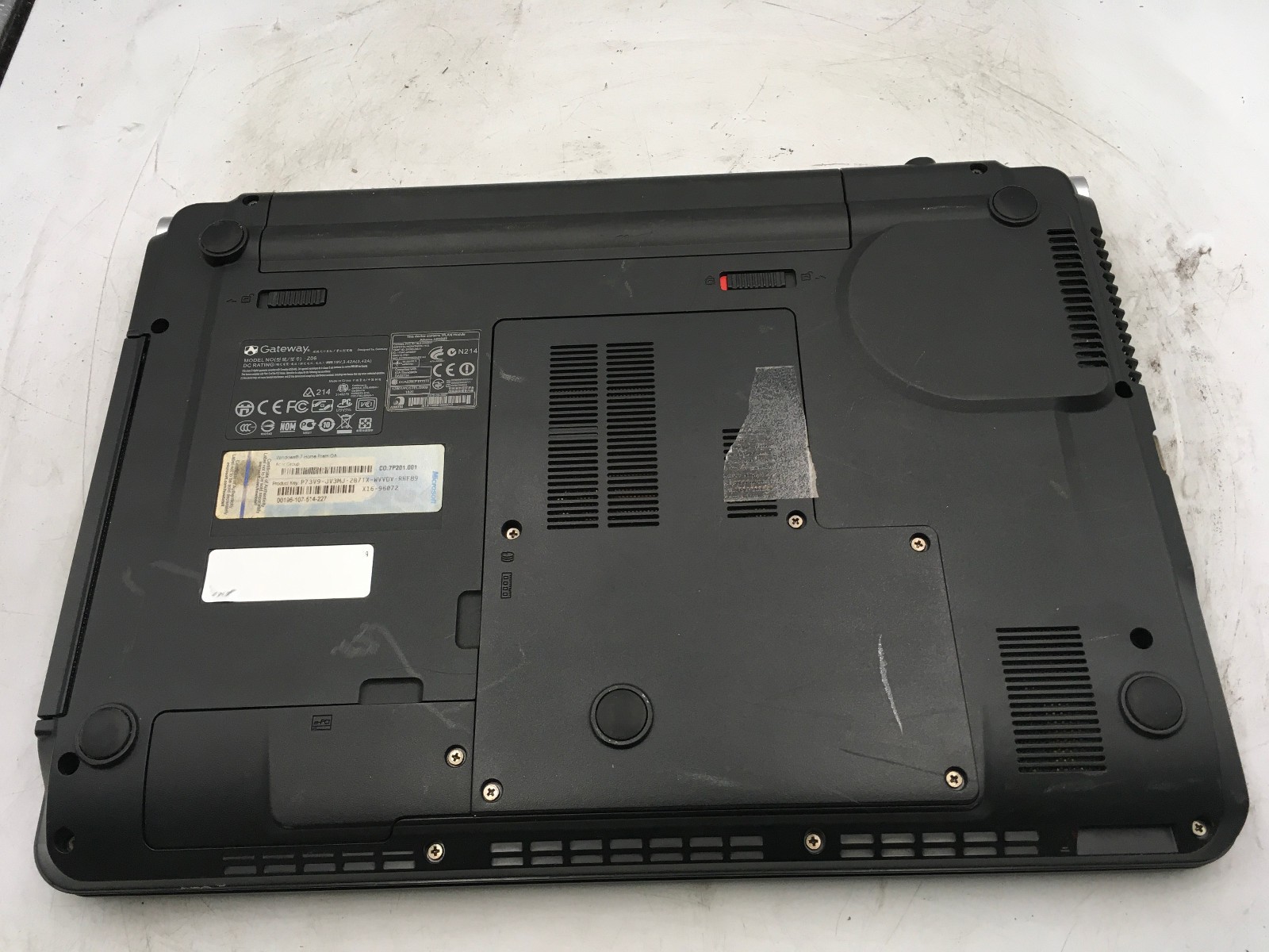 GATEWAY Z06 LAPTOP – FOR PARTS/BAD LCD – INTEL i5-11400H – NO RAM – READ – BB