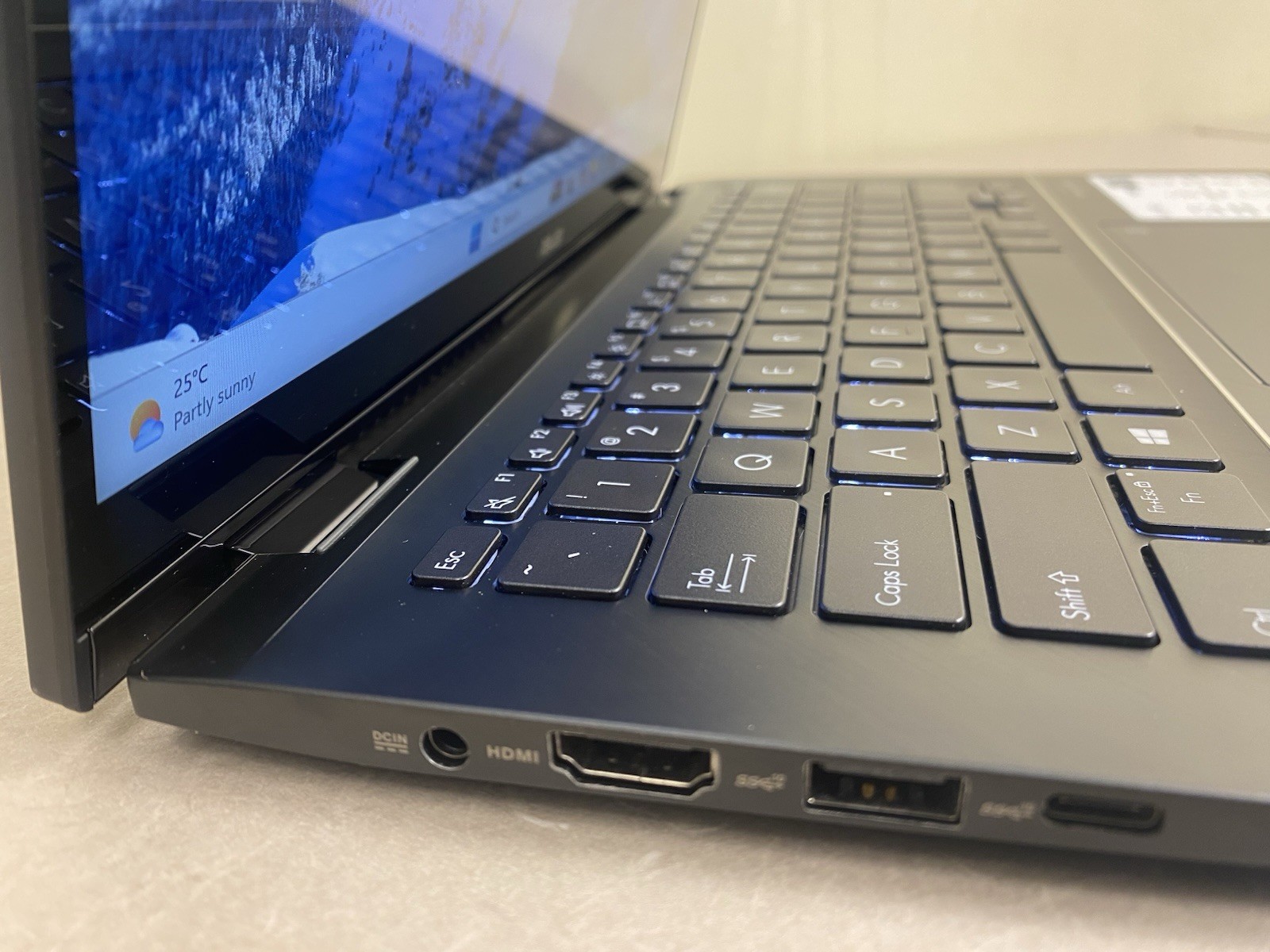 Asus ZenBook Q427FL TOUCH (i7-10th gen, 16GB RAM , 512 SSD) GeForce MX250 2 GB