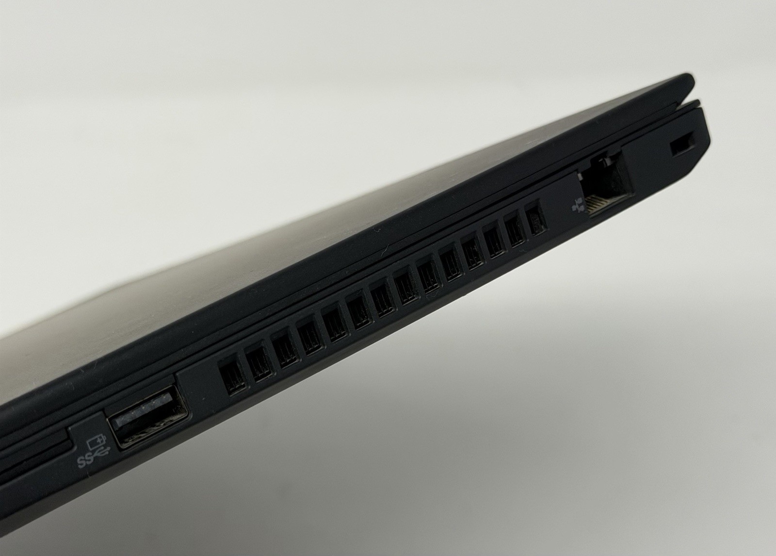 [B+ GRADE] Lenovo Thinkpad T490 14″ Laptop i7-8665U 32GB 512 GB SSD WIN11P