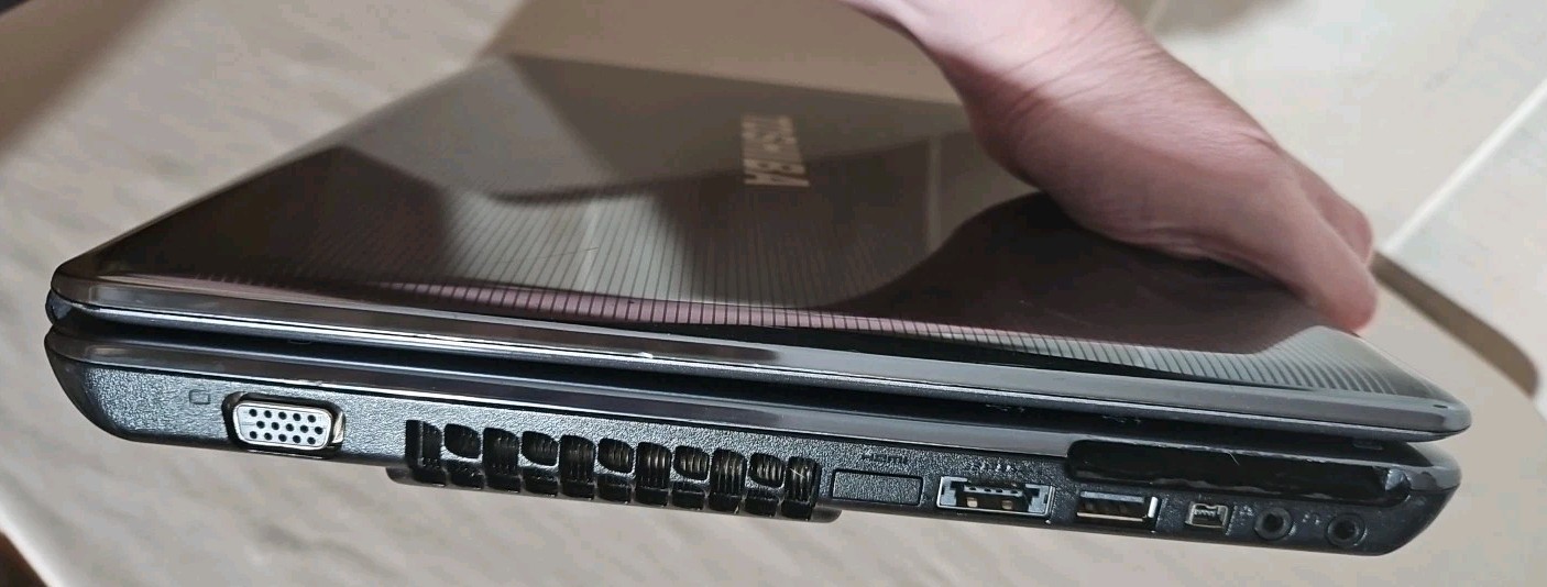 Vintage Toshiba Satellite M305 Laptop Notebook Vista 4G Ram Works No Charger