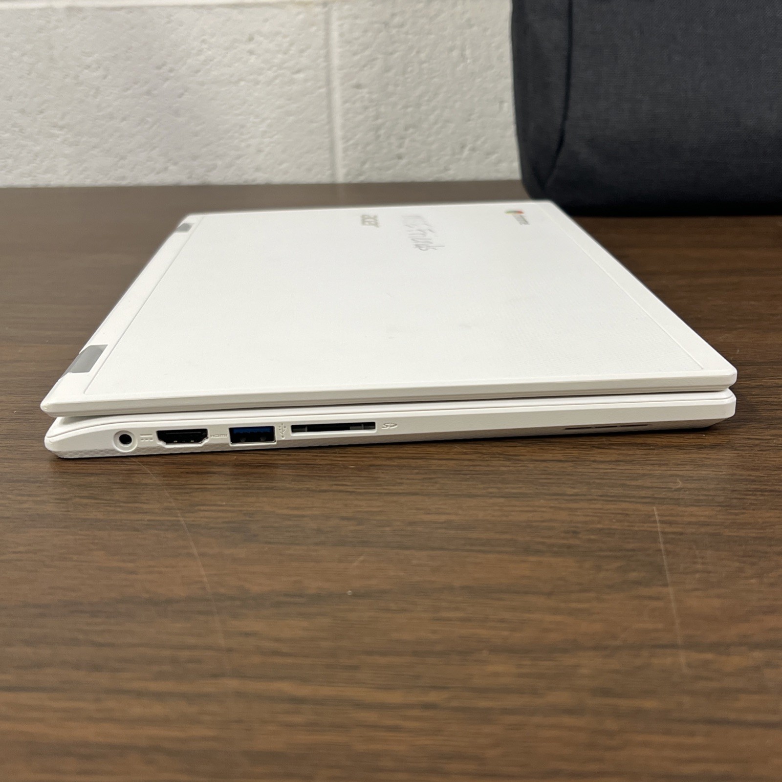 ACER CHROMEBOOK CB3-131 SERIES N15Q10 WITH CHARGER & CARRY CASE