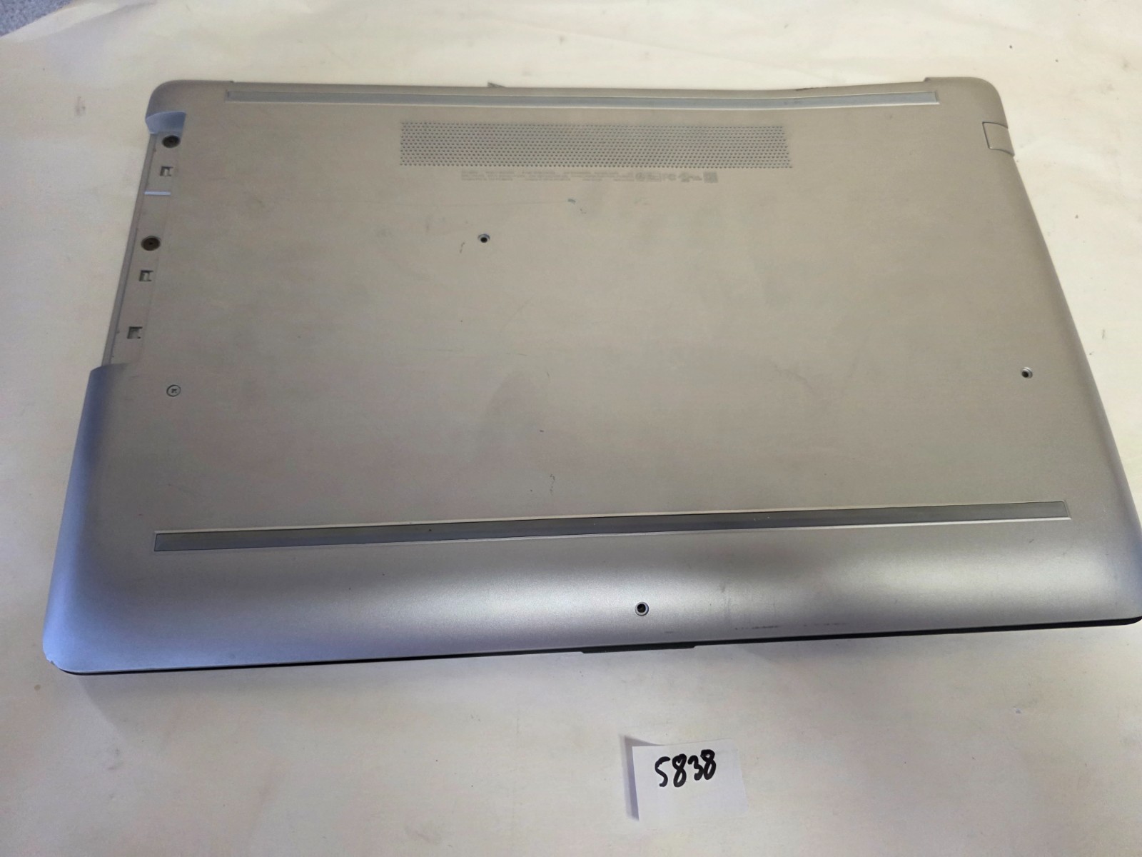 HP 17 Intel i5-1035G1 1.00GHz 12GB RAM No HDD – Screen hinges bad – No CD Rom