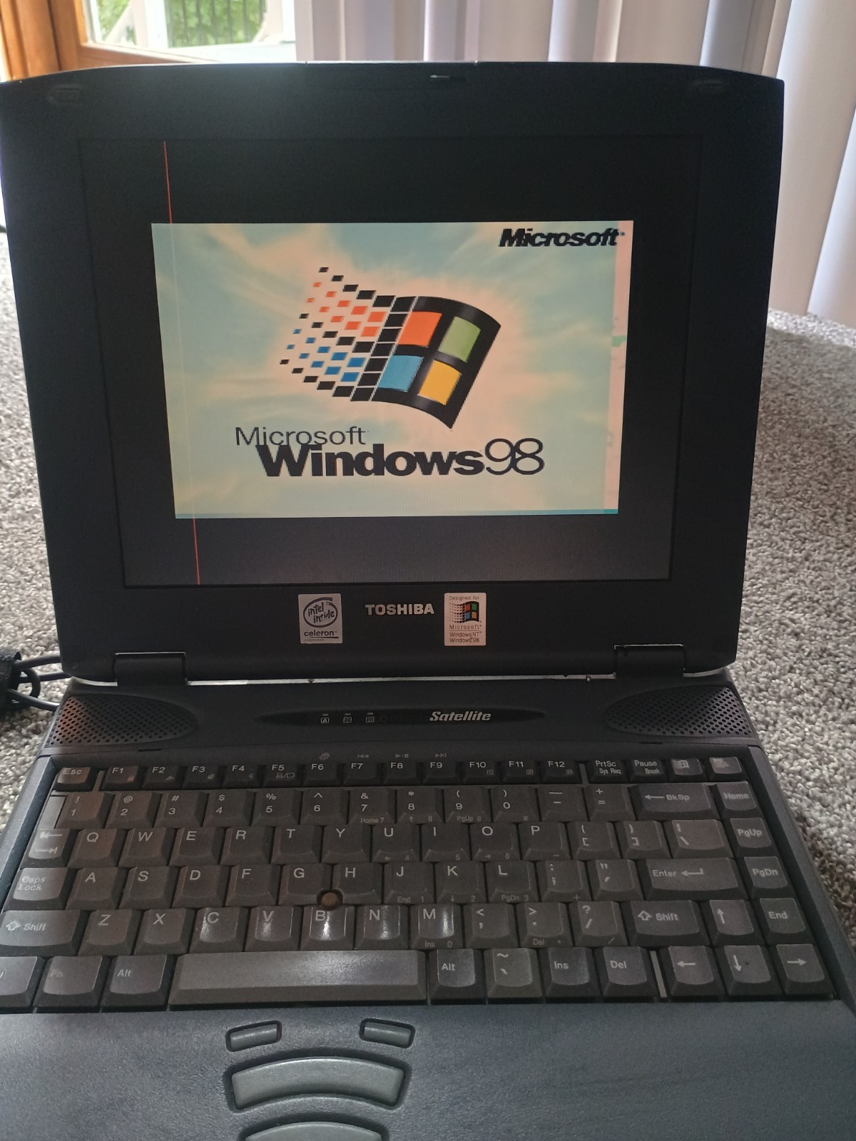 Laptop Toshiba Satellite/ Intel Celeron PS221U-490J0 Windows 98 Vintage