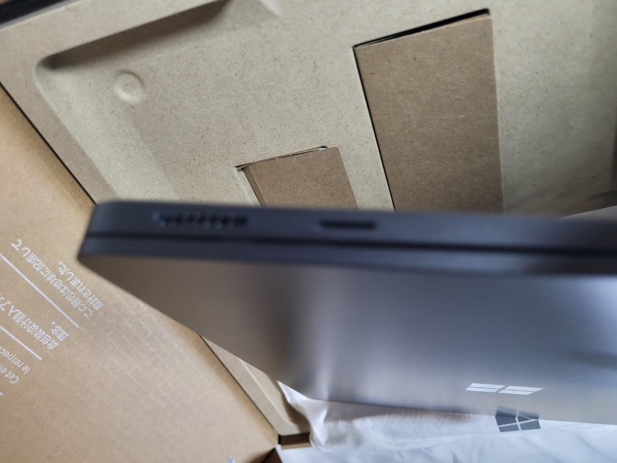 Microsoft Surface 15″ Copilot+ Laptop 7th Edition PixelSense Flow Display – 1TB