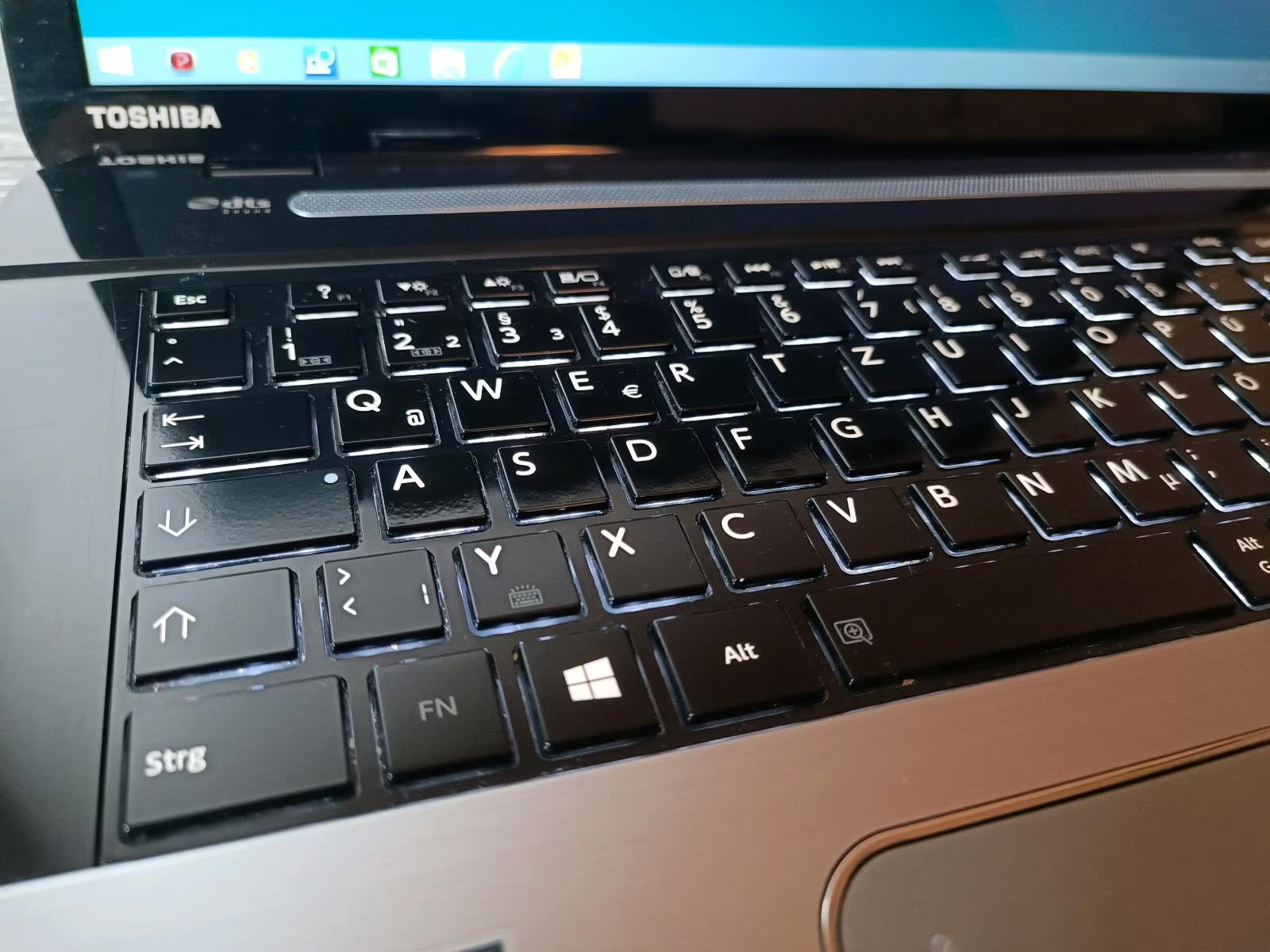 Toshiba Satellite S70 Notebook Laptop PC 2.5 GHz i3 Windows