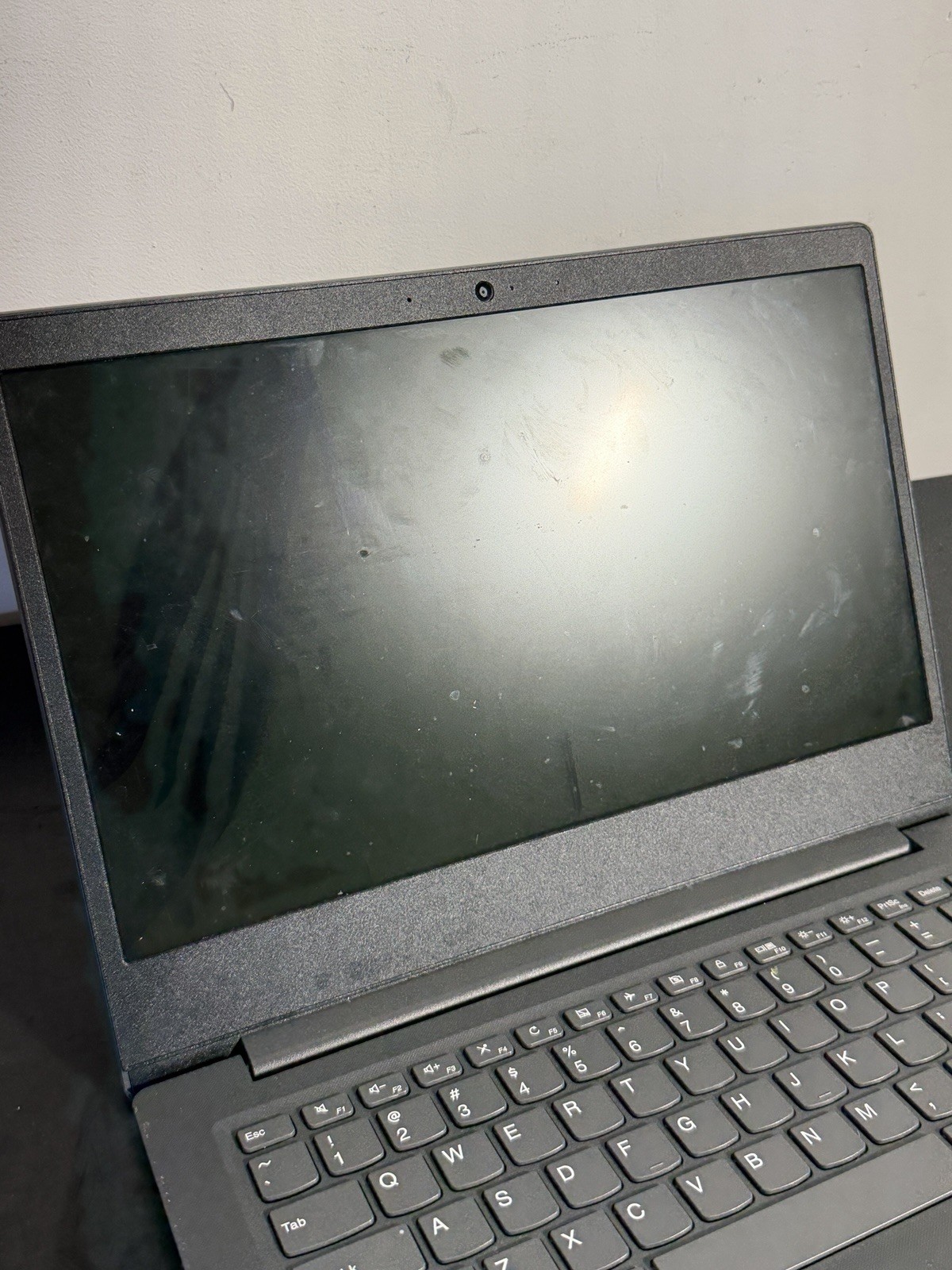 Lenovo V14-IIL i5-1035G1 1.0GHz CRACKED SCREEN NO RAM NO DRIVE / OS PARTS REPAIR