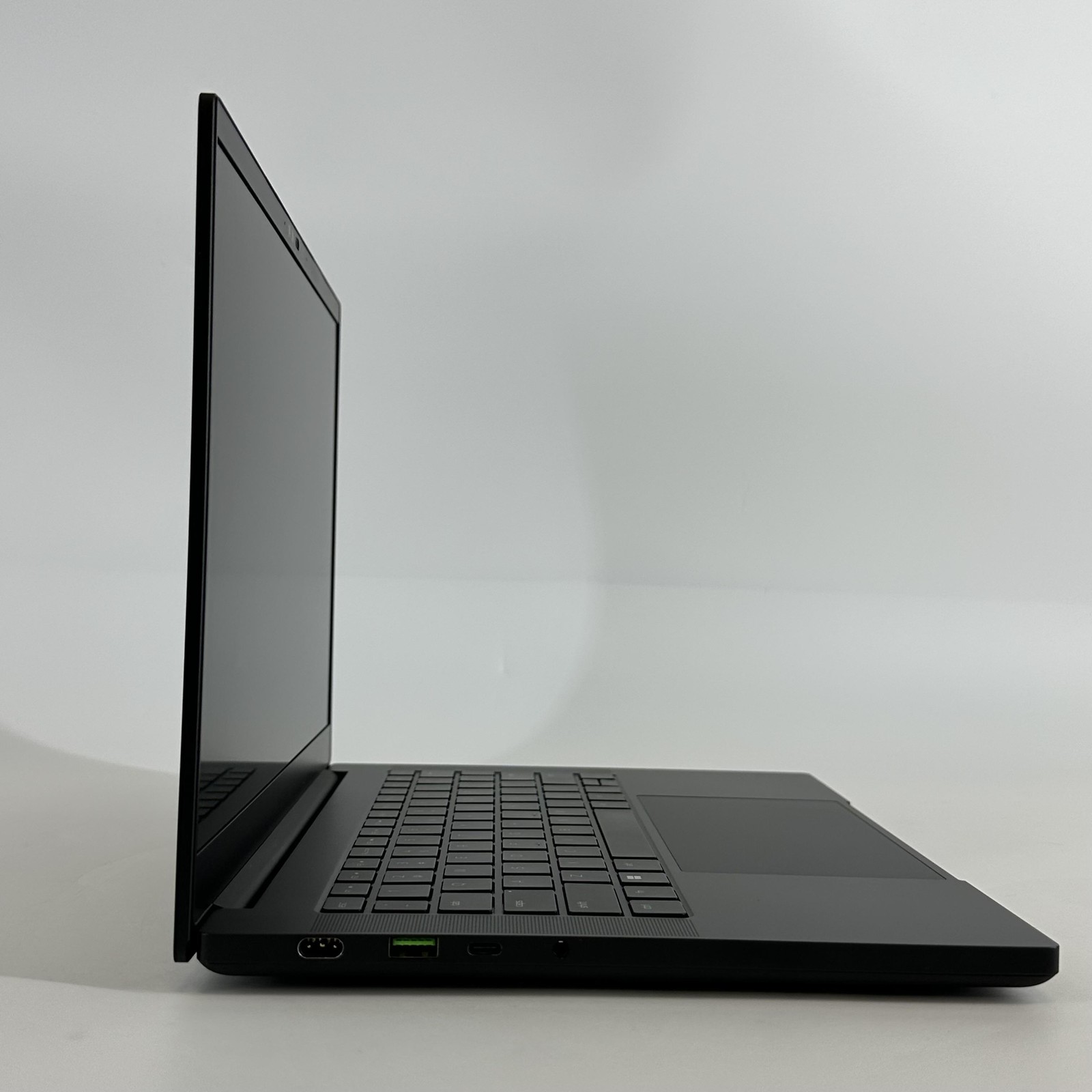 Razer Blade 14 240Hz QHD+ 4.0 GHz Ryzen 9 8945HS 32GB 1TB SSD NVIDIA RTX 4070