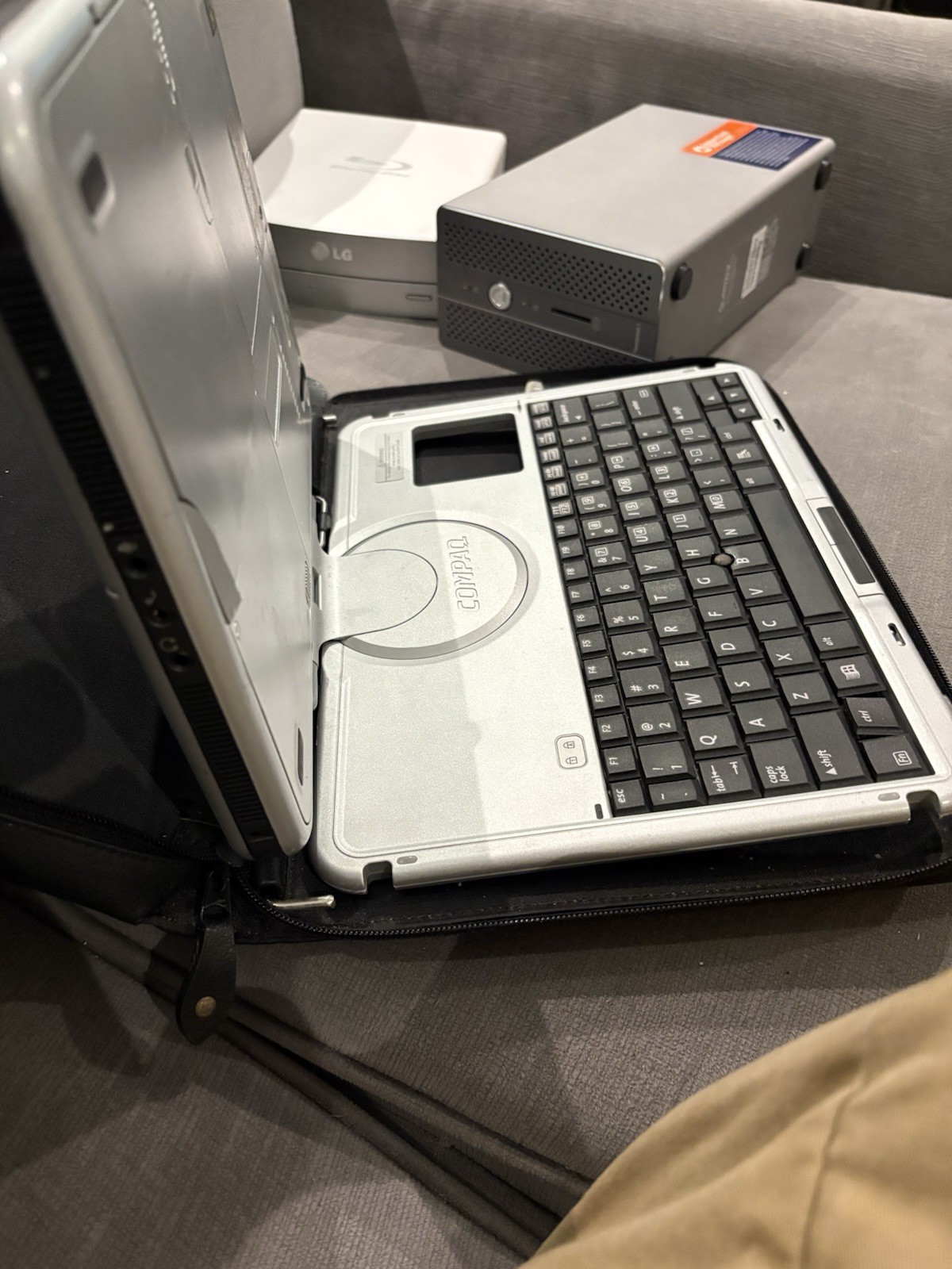 HP Compaq tc1100 Tablet PC Pentium M 1GHz 512MB Keyboard Case Stylus *UNTESTED*