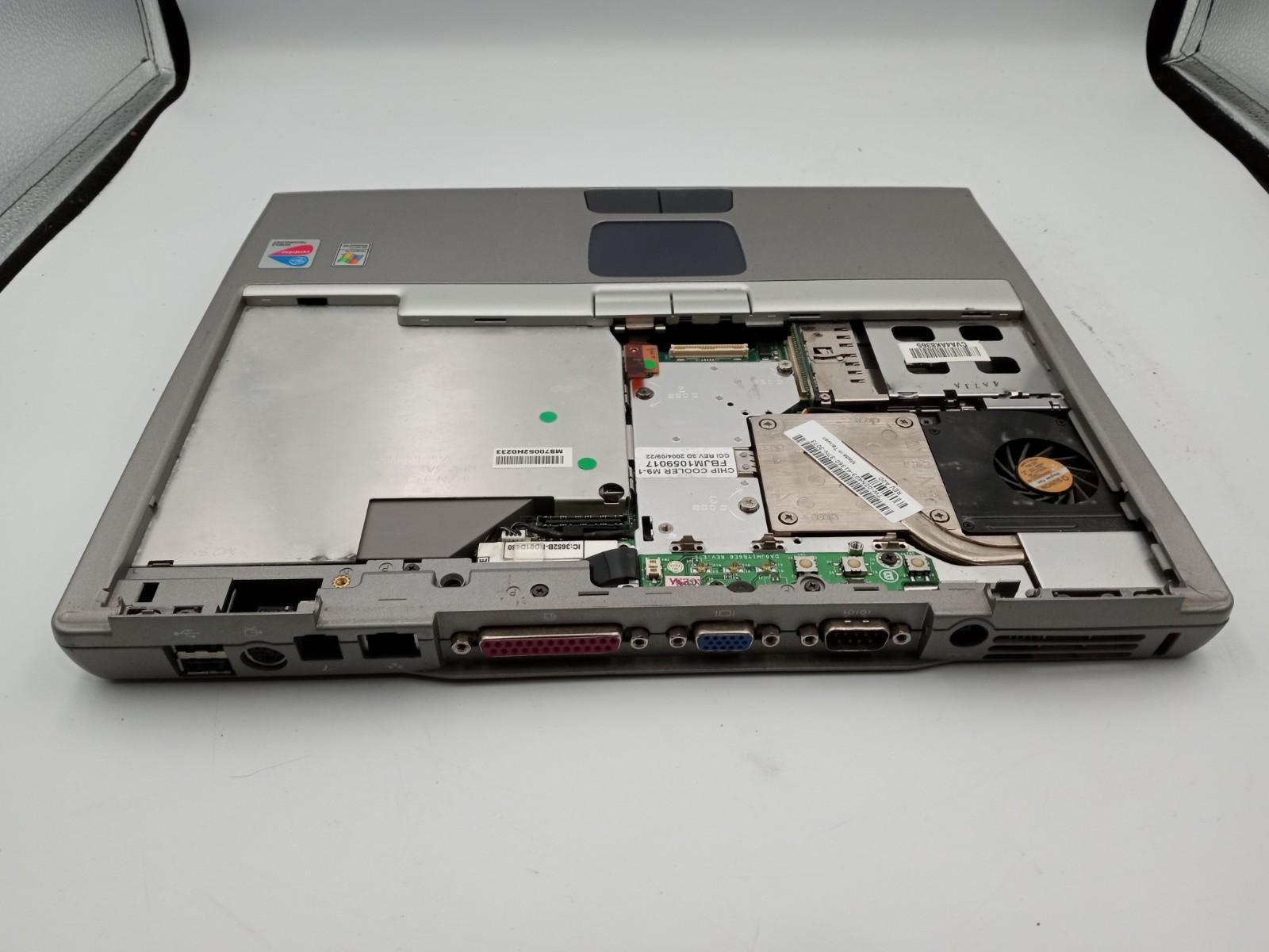 Dell Latitude D600 14″ Laptop Intel CPU – PARTS/REPAIR – POWERS ON – NO BOOT -RR