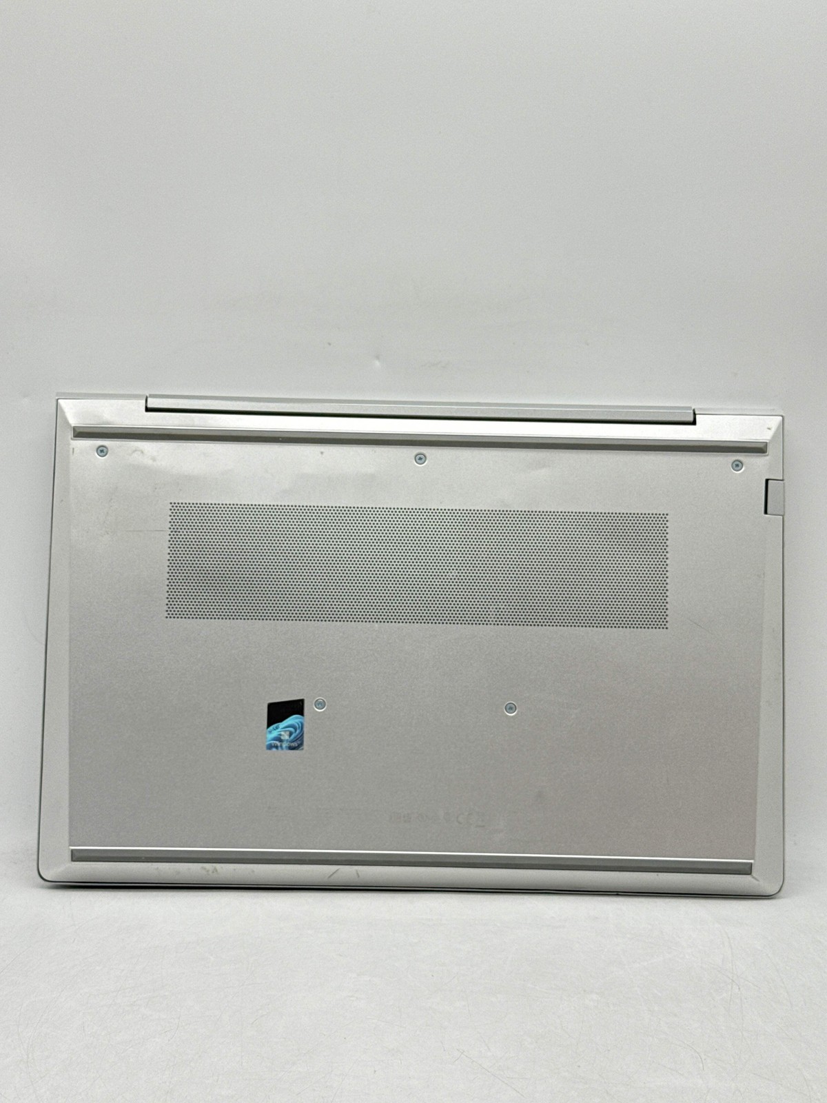 HP EliteBook 640 G10 14.0″ FHD Touch Core i5-1335U 256GB SSD 8GB RAM -White Spot