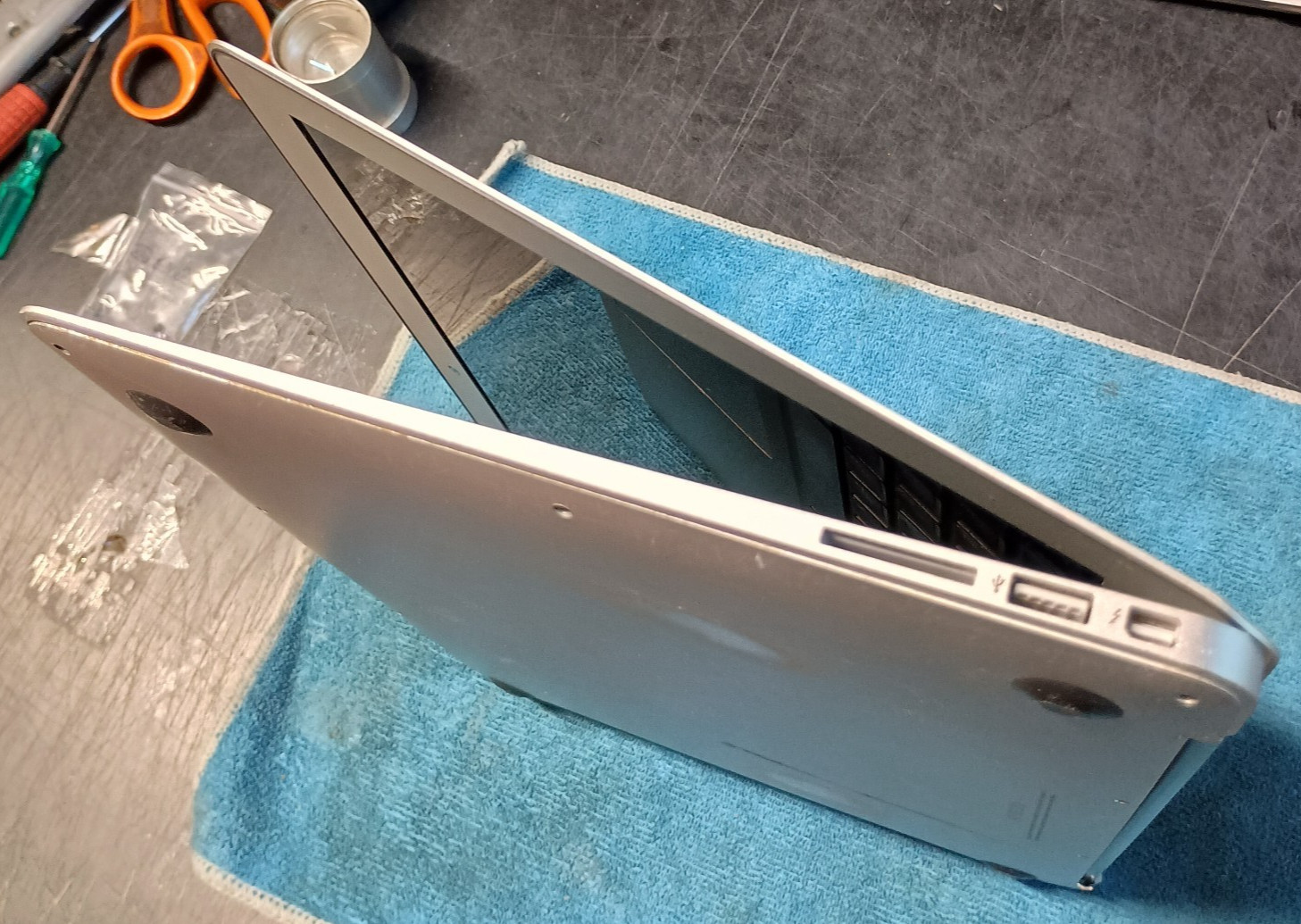 Apple Macbook Air Mid-2013 i5-4250U 4GB Laptop 13″ Boots NO SSD Part/Repair