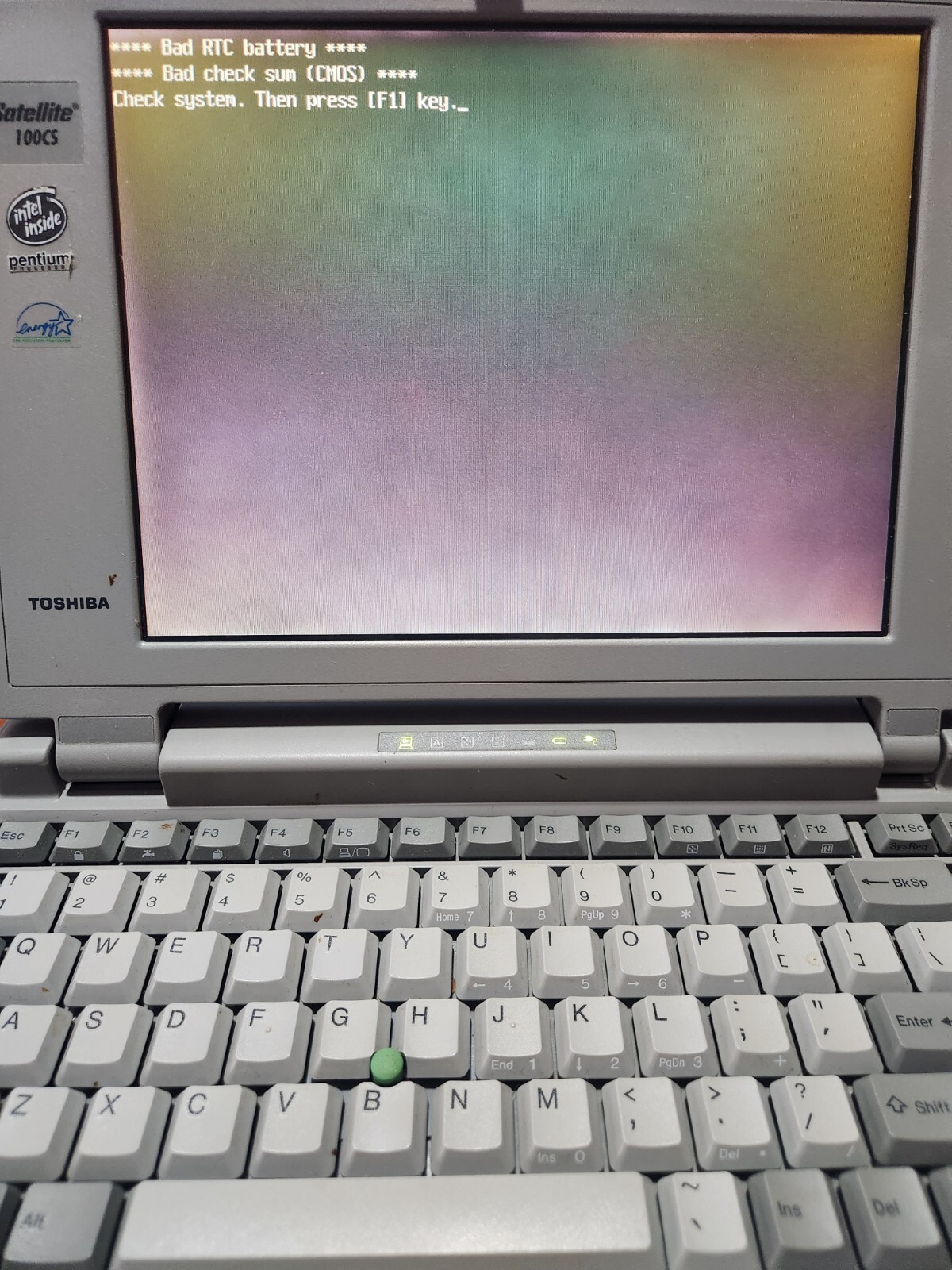 1995 Toshiba satellite loptop 100CS TURNS ON !!!