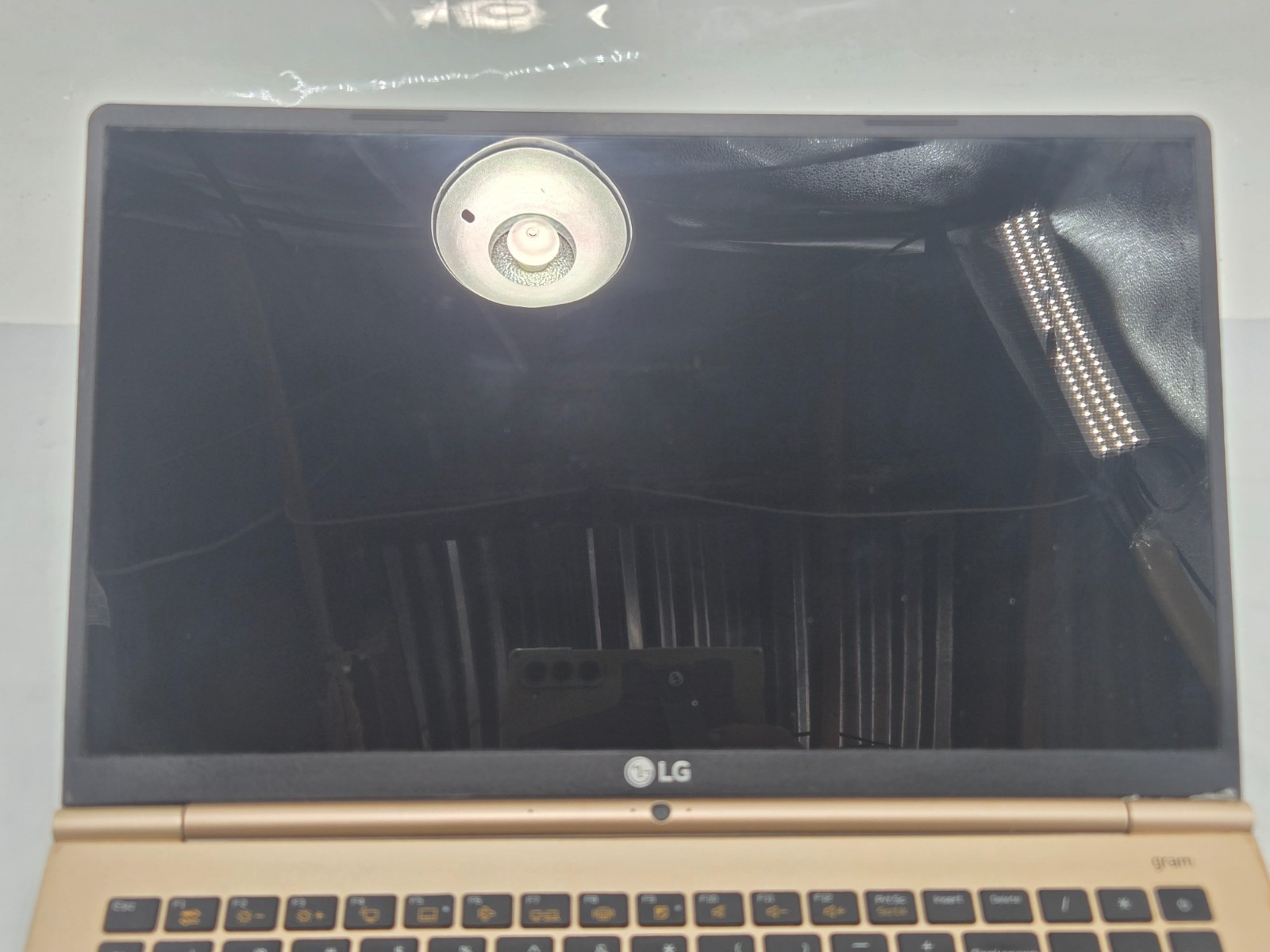 LG Gram 15Z960 Laptop 15.6″ FHD i5-6200U, 2.3GHz – 8GB – 256GB SSD – WIN 11