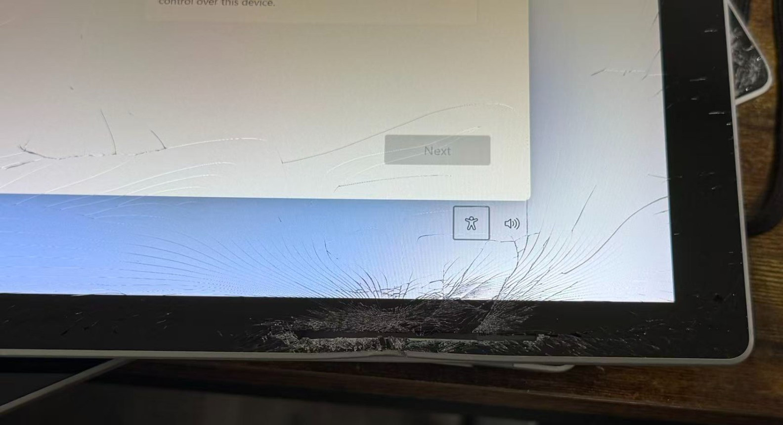 Microsoft Surface Pro 7+ 1960 /Cracked Screen③