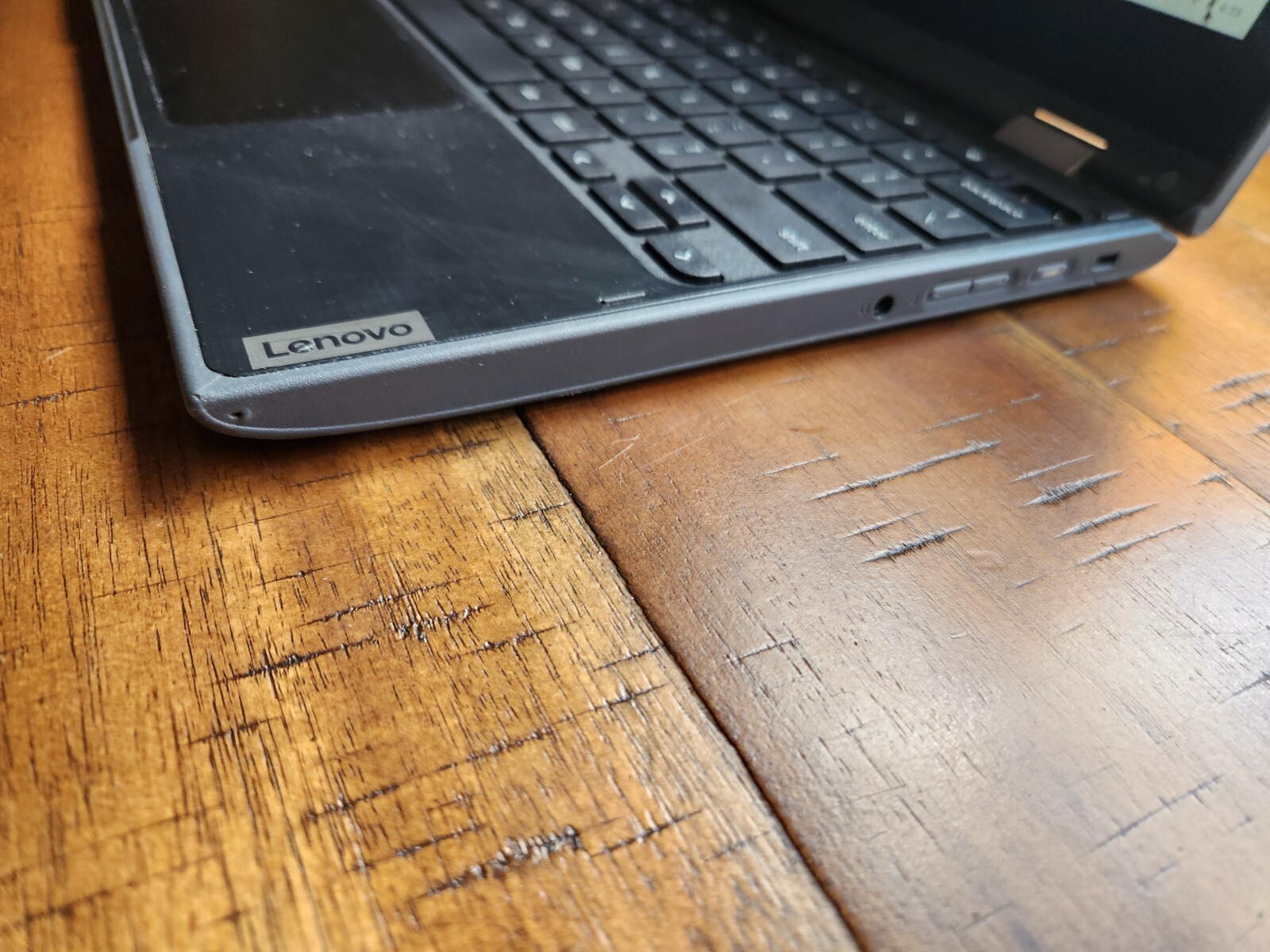 Lenovo 300e Chromebook 2nd Gen 2-in-1 Touch (MTK 8173C CPU – 4GB RAM – 32GB SSD)