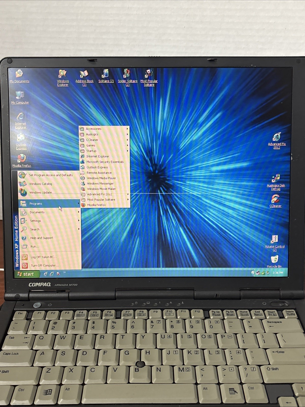 Vintage Compaq Armada M700 Laptop P3 @ 700 MHz Windows 2000 ***Read