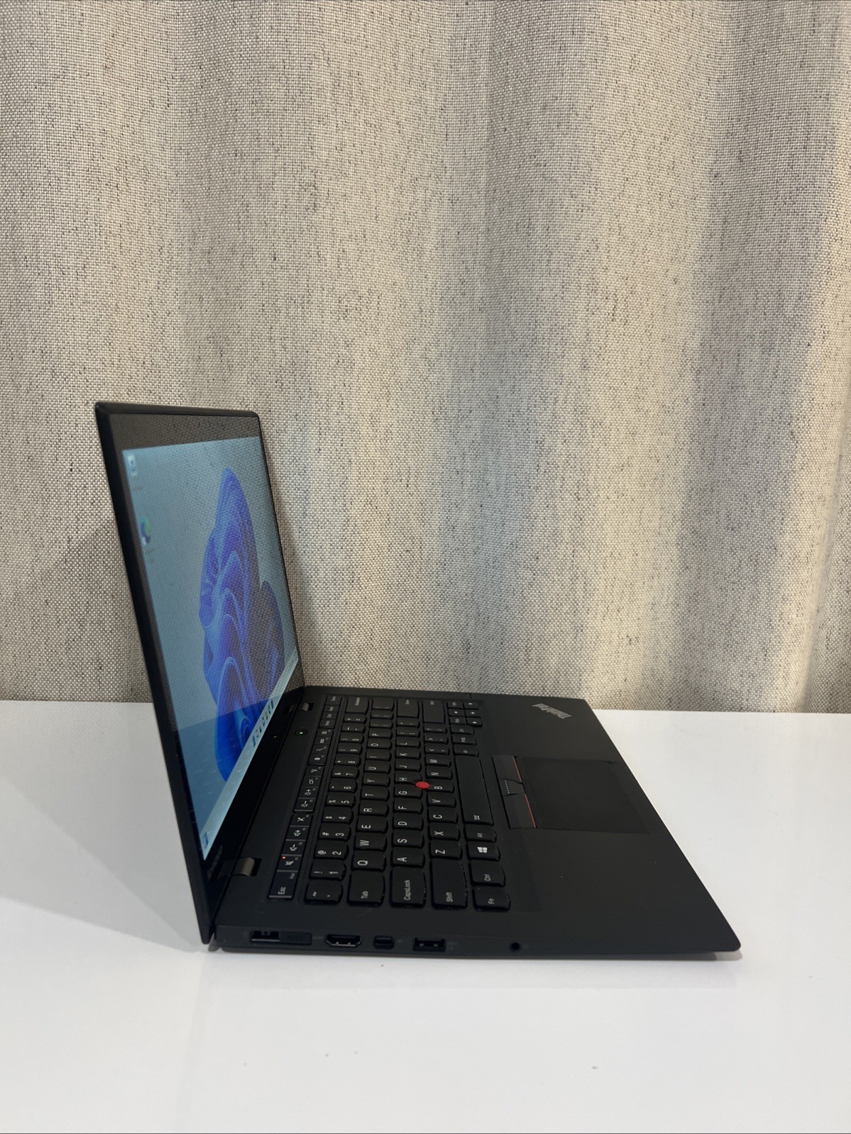 Lenovo X1 Carbon Gen 3 Laptop – i7/8gb/256gb – Good For: School/Work