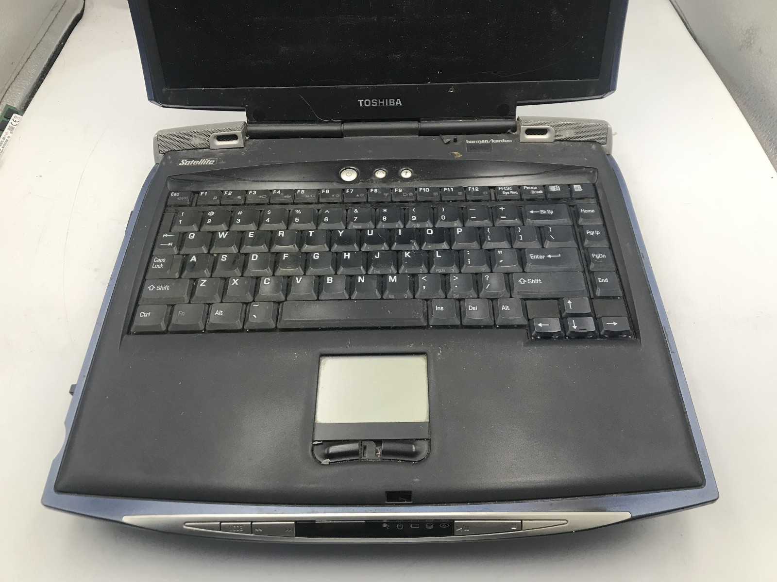 TOSHIBA 5105 S701 – FOR PARTS/DRILLED MOBO – INTEL PENTIUM 4 M – NO RAM -READ-BB