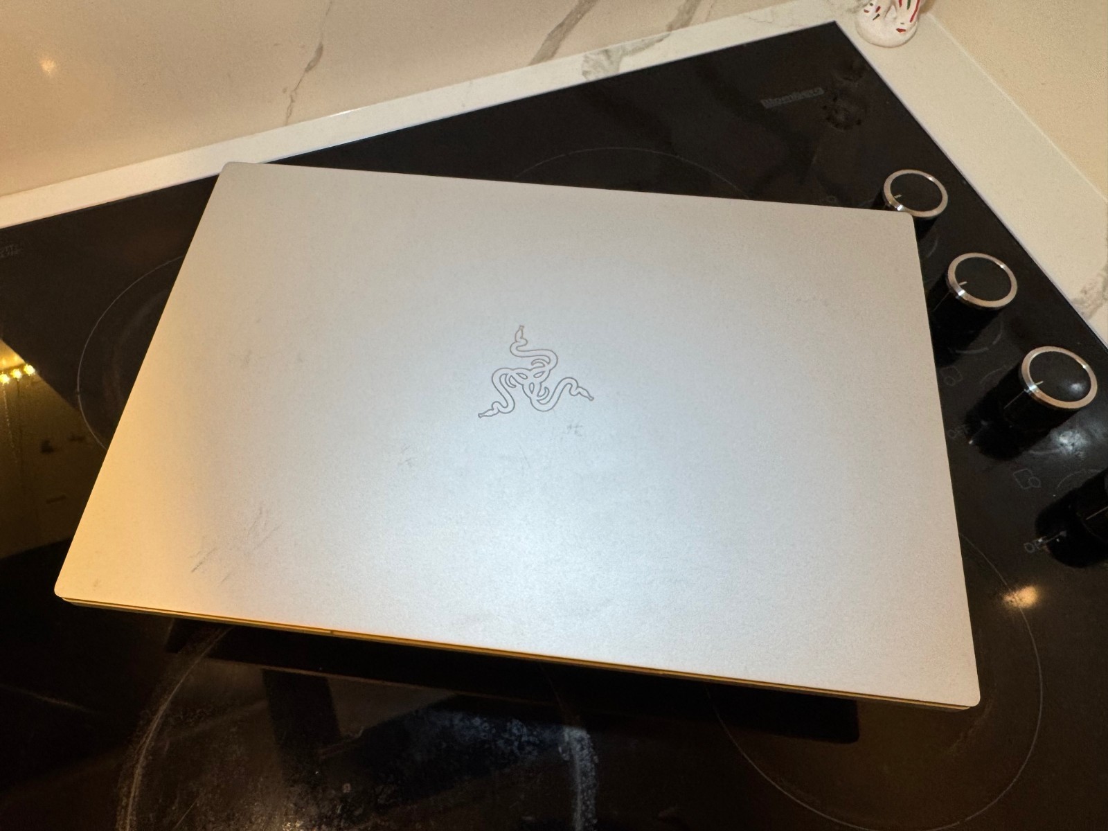 Razer Blade 15 – i7-9750H – RTX 2070 MaxQ – Mecury White – 240HZ