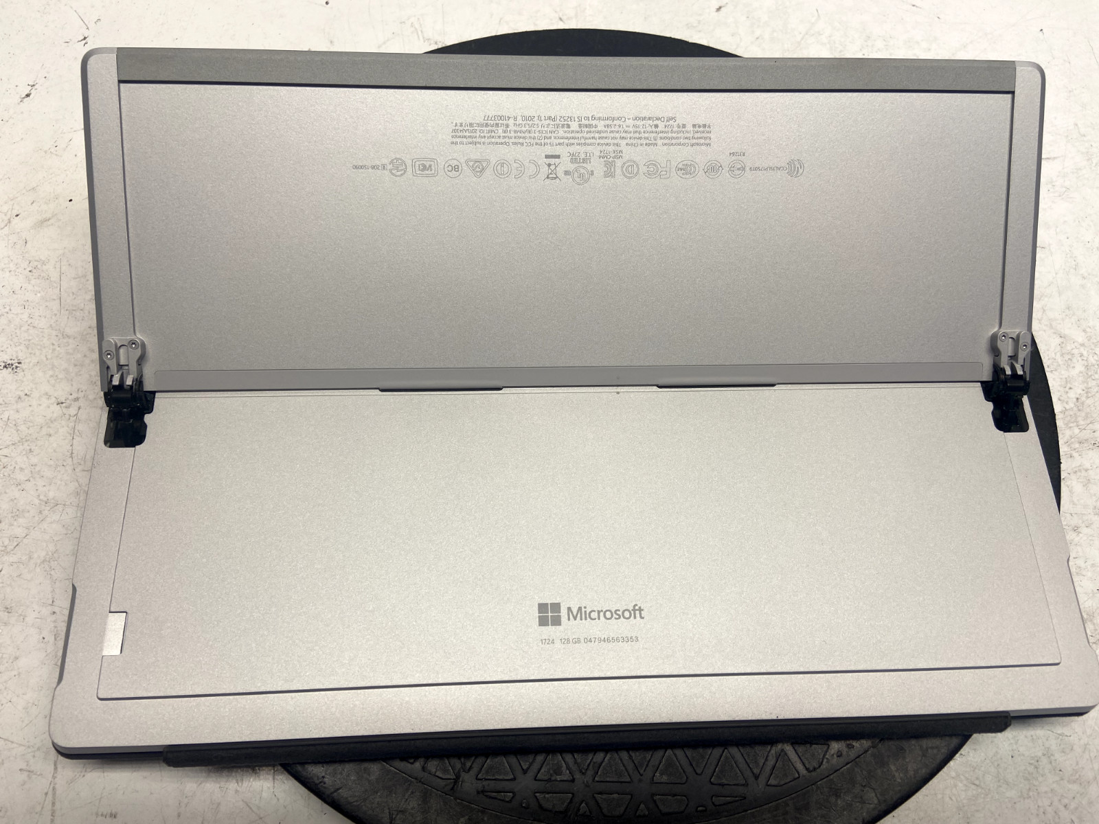 Microsoft Surface 1724 Intel Core i5-6300u 4GB 128GB SSD Windows 10