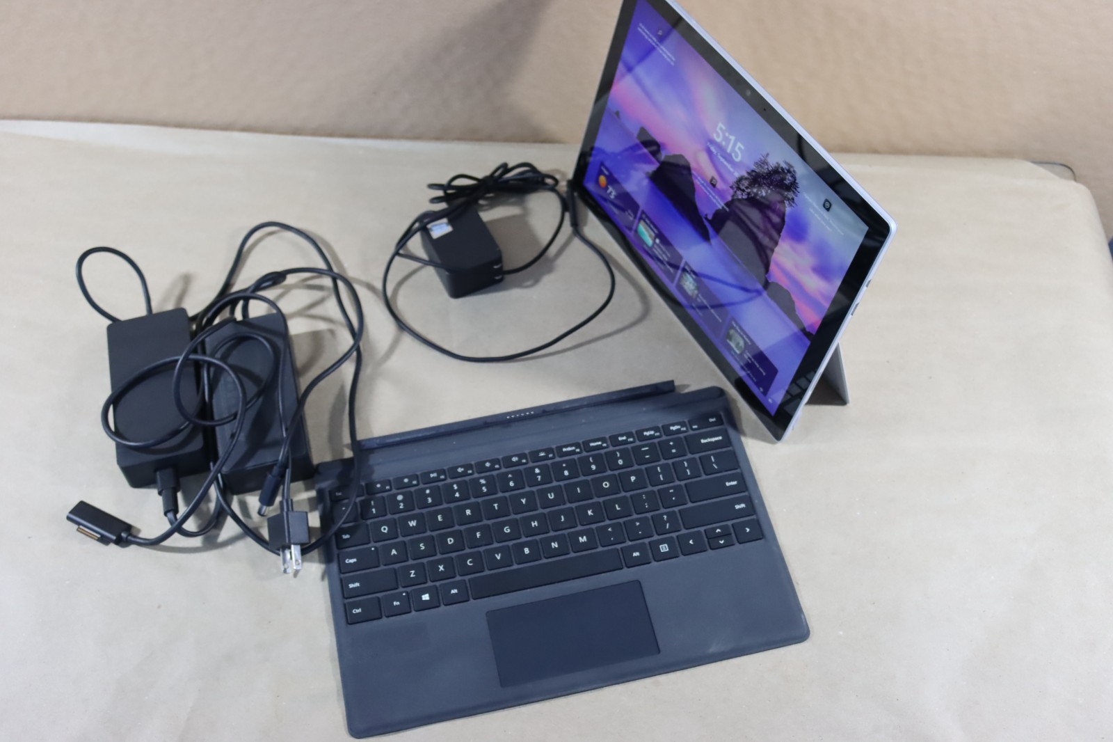 Microsoft Surface Pro 5 i5-7300U 8GB RAM 256GB Wi-Fi + LTE