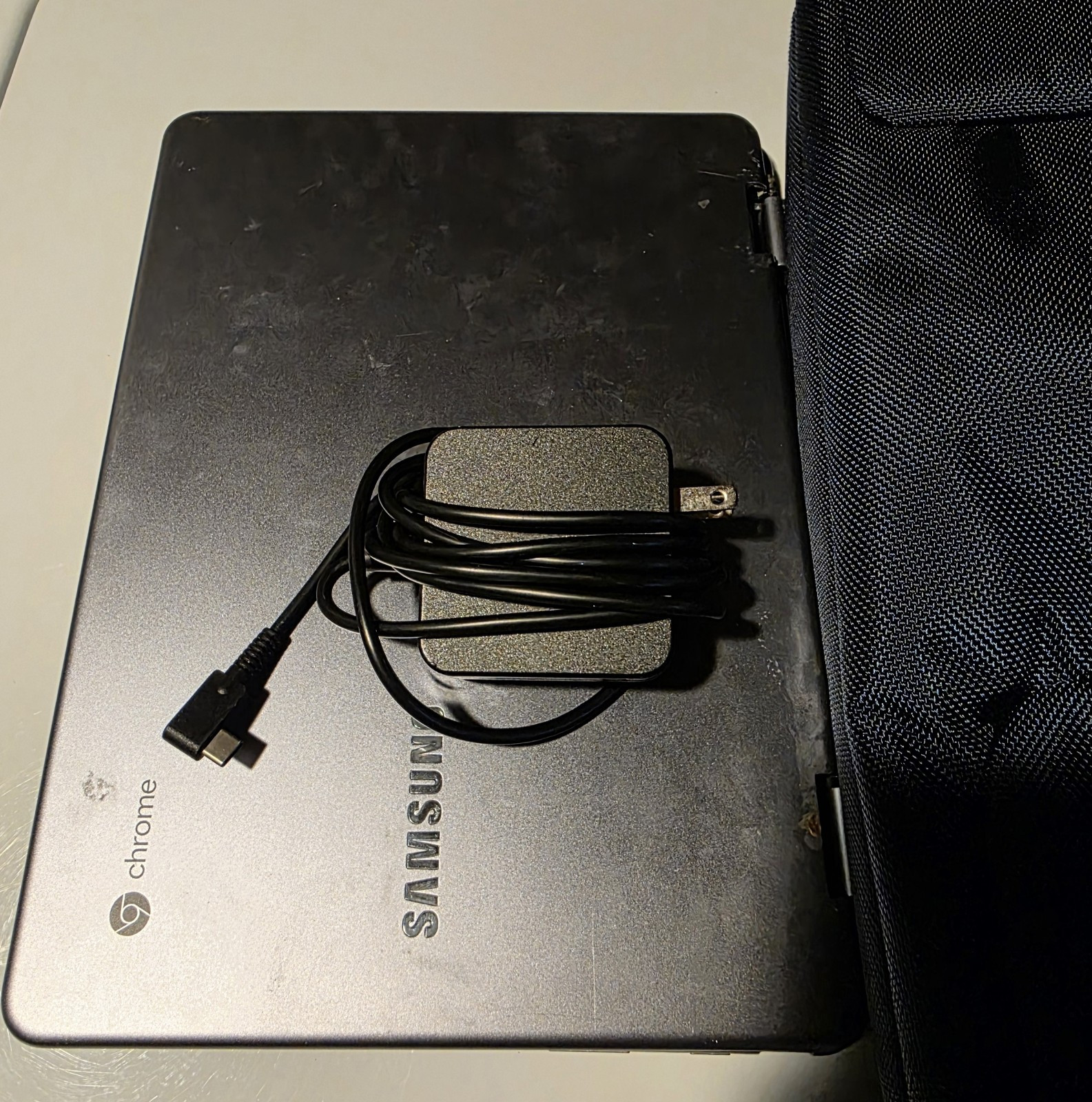 Samsung Chromebook, works perfectly. Needs repair. Comes with bag and charger.