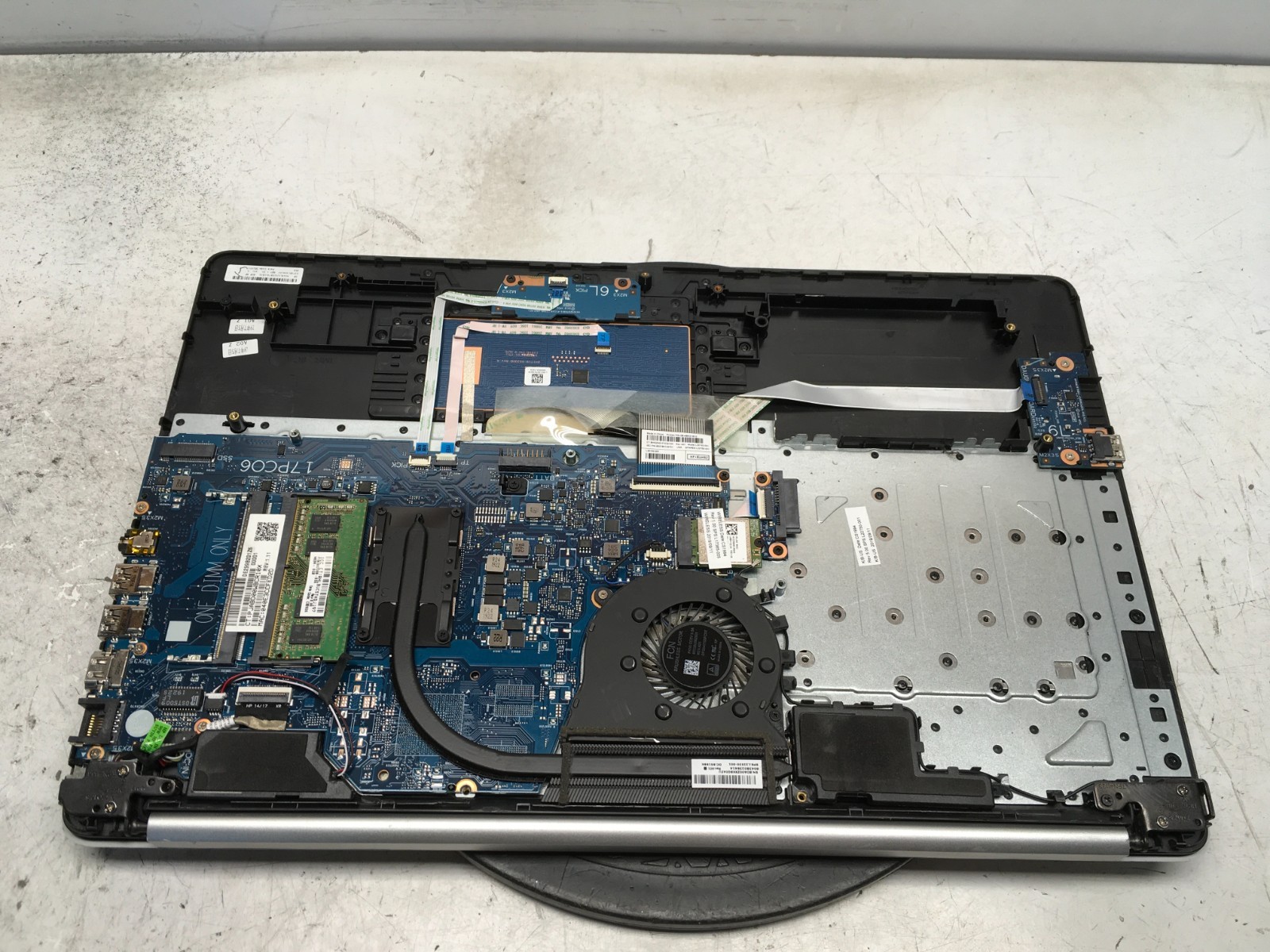 HP 17-CA1 AMD Ryzen 3 3200U 2600MHz 8 GB NO HDD