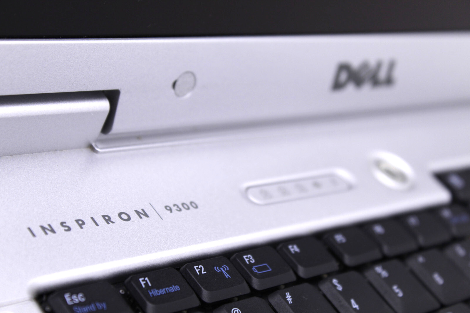 Dell Inspiron 9300 17.3″ Intel Pentium M 100GB 2GB Retro Gaming Win XP Pro