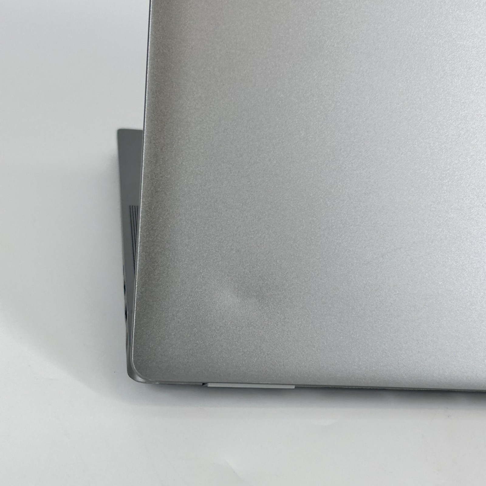 Dell Latitude 7640 16 Gray FHD+ 1.6 GHz i5-1345U 16GB 256GB SSD Good – LCD BLEED