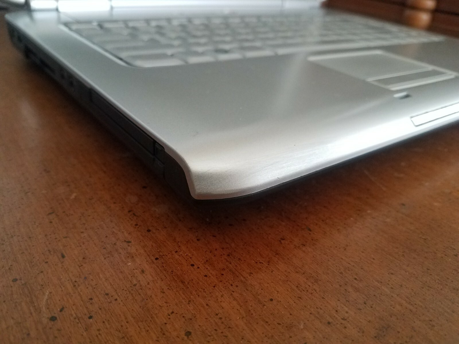 Dell Inspiron 1521 15.6”(AMD Dual-Core @ 1.8GHz ,2GB RAM ,40GB HDD) Win 7