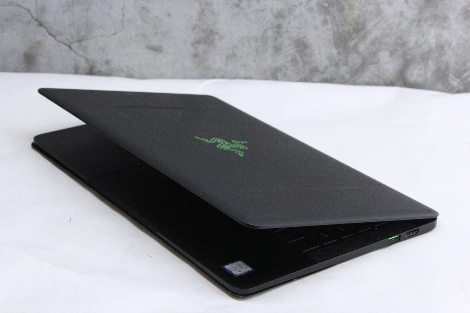 Razer Blade RZ09-01962E12 *No Battery or SSD* i7-7500U, 16GB Onboard Ram As-Is