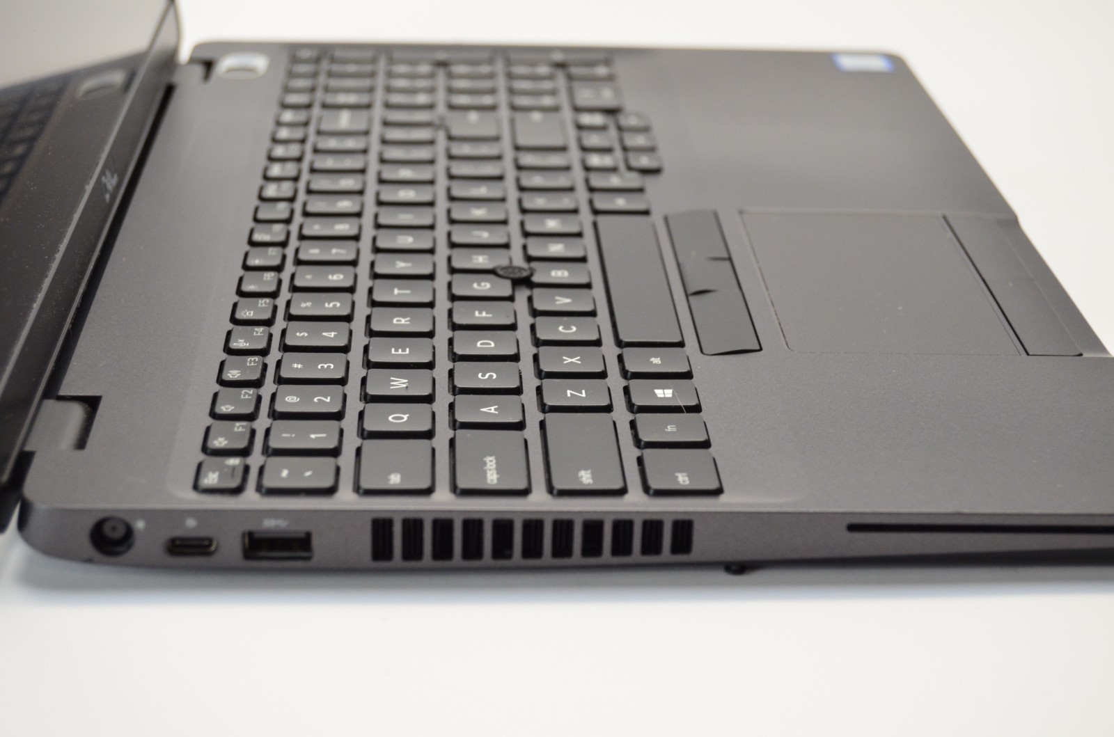 Dell Latitude 5500 15″ Laptop i7-8665U 1.9GHz 8GB RAM NO HDD NO OS READ!