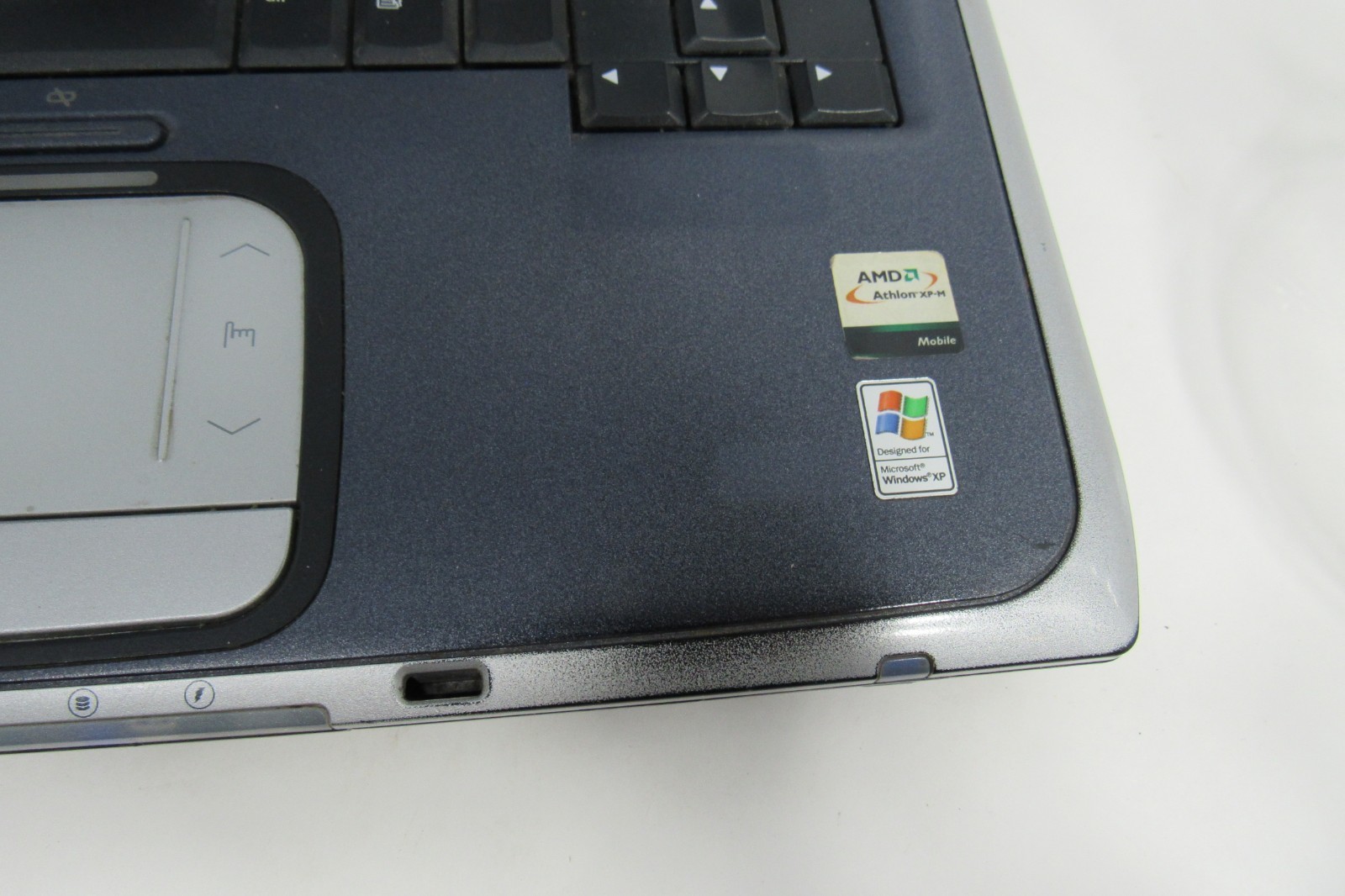 HP Laptop Pavillion ZE4400 Powers On WIndows XP Includes Power Cable