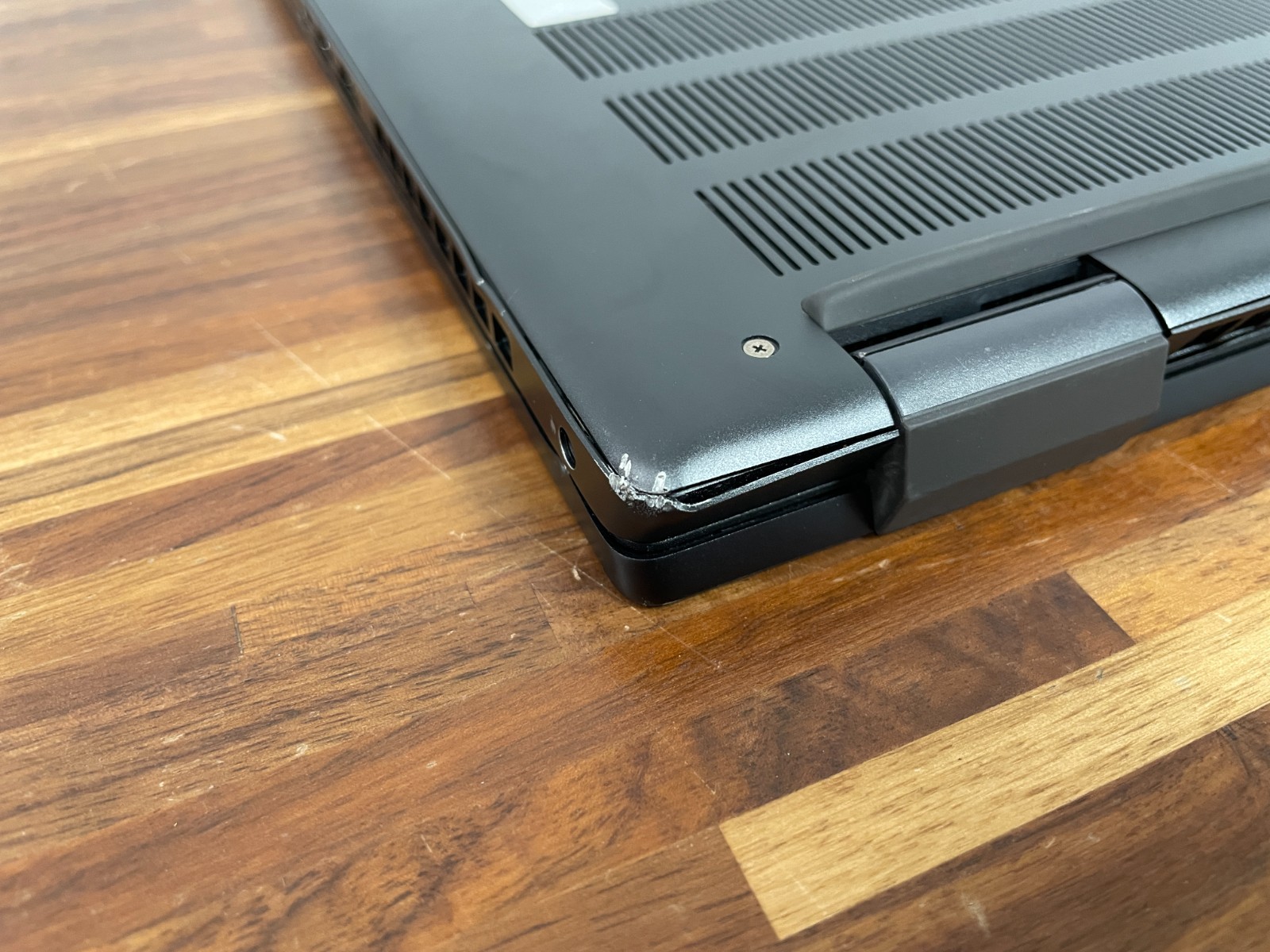 Dell Vostro 7620 16″ i7-12700H 16GB RAM 1TB SSD RTX 3050 Ti Win 11 Pro