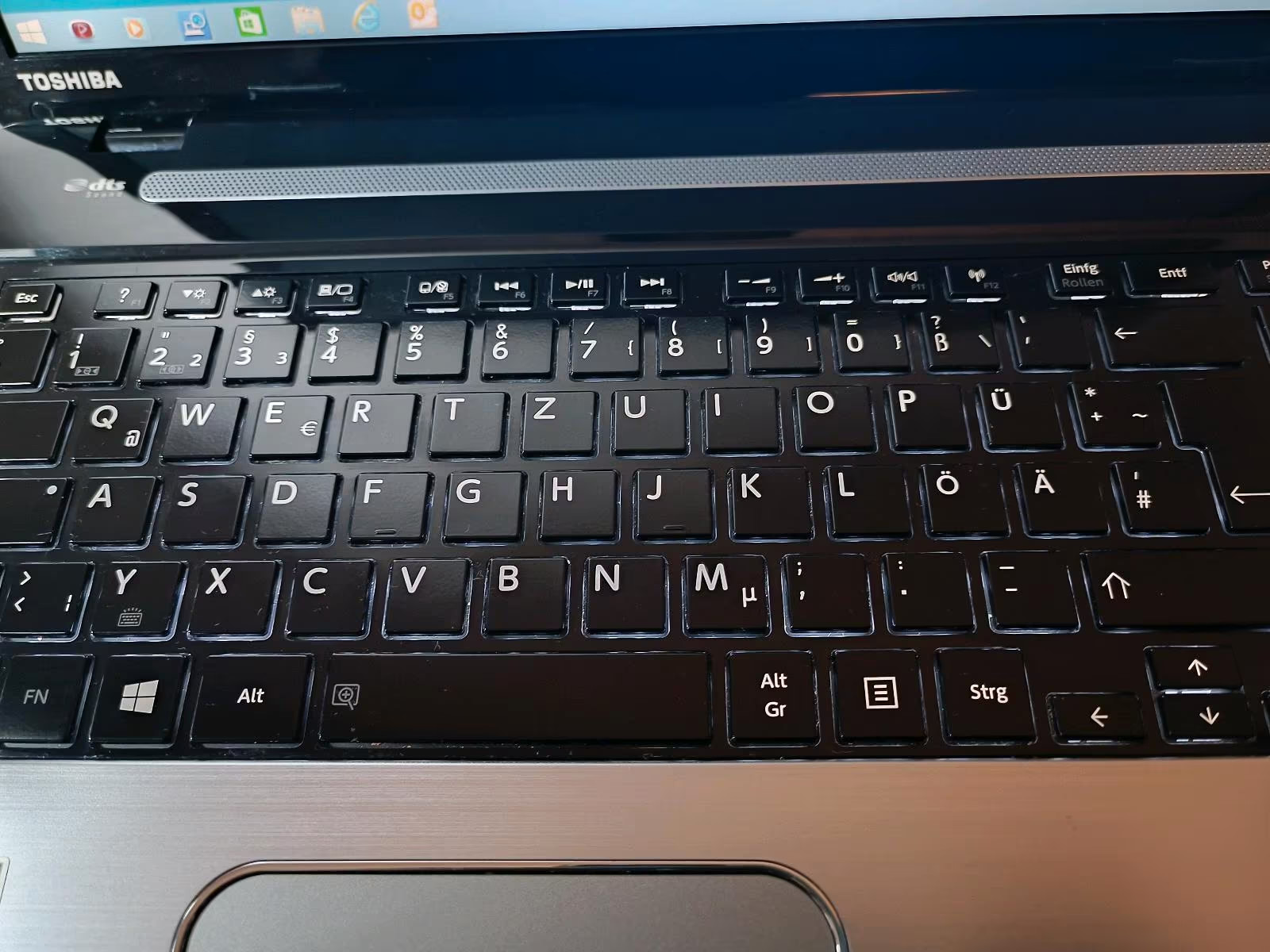 Toshiba Satellite S70 Notebook Laptop PC 2.5 GHz i3 Windows