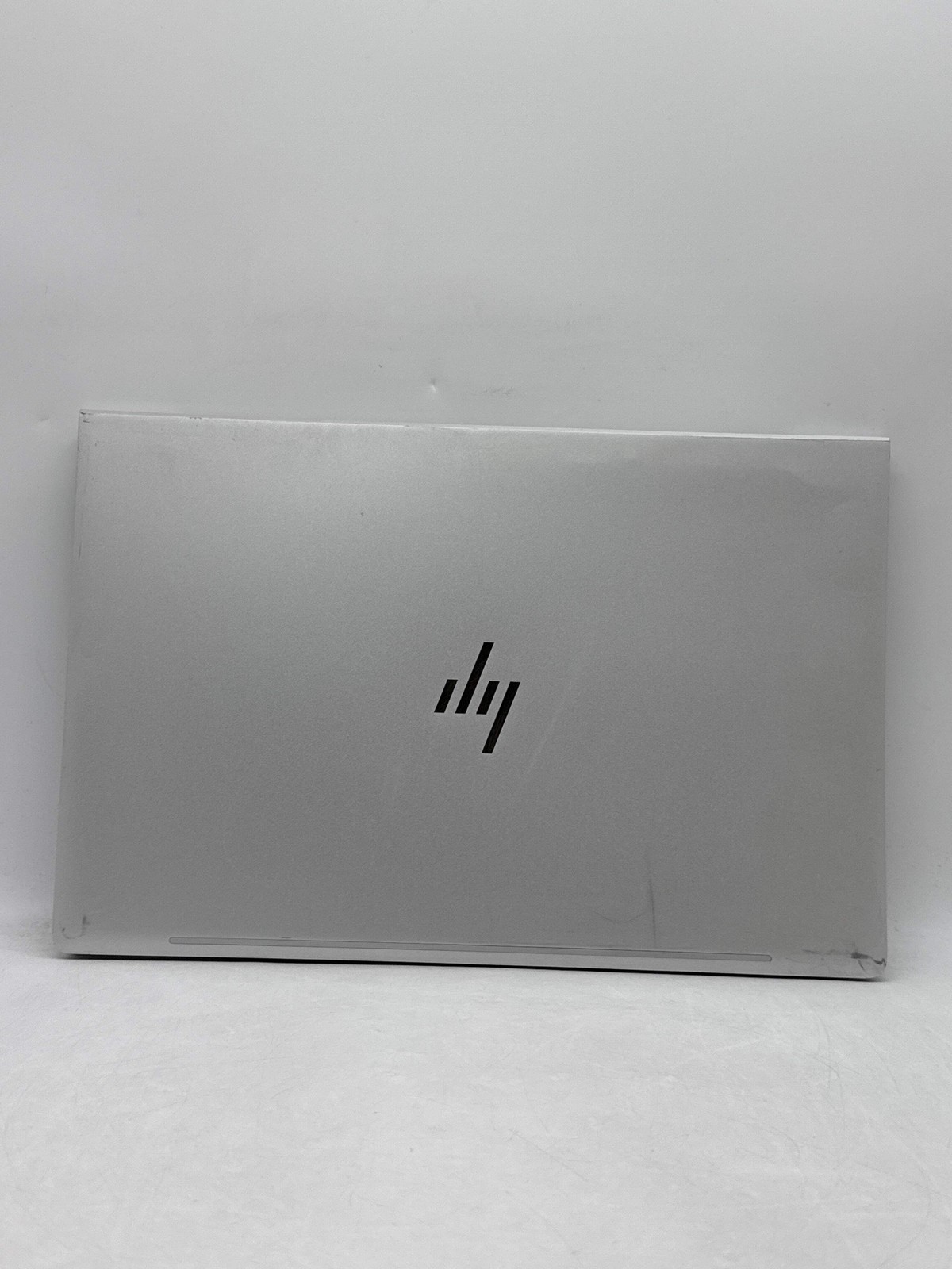 HP EliteBook 640 G10 14.0″ FHD Touch Core i5-1335U 256GB SSD 8GB RAM -White Spot