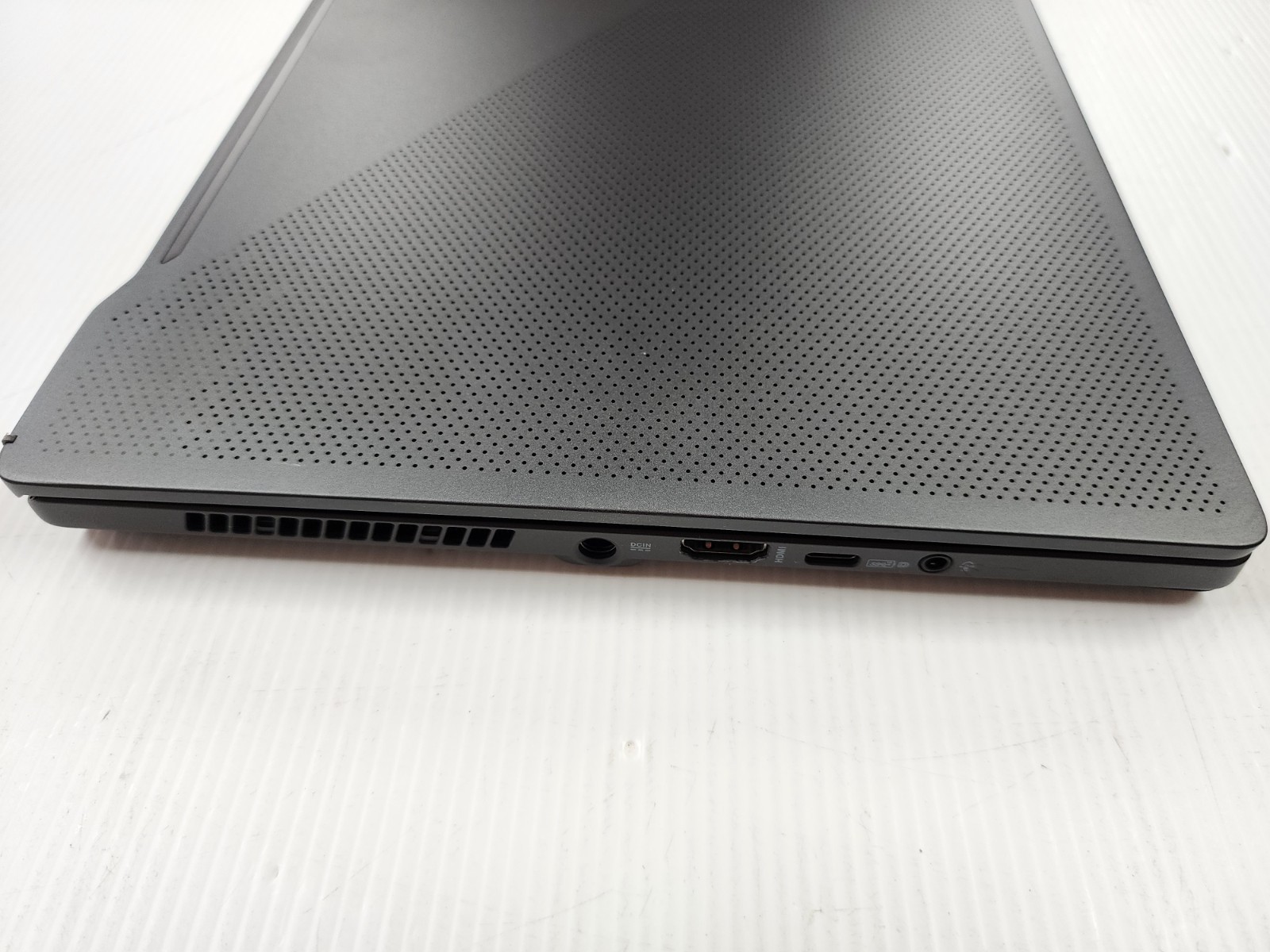 ASUS ROG Zephyrus G14 Laptop 14″ AMD Ryzen 7, 512GB SSD, 24GB RAM w/ Charger