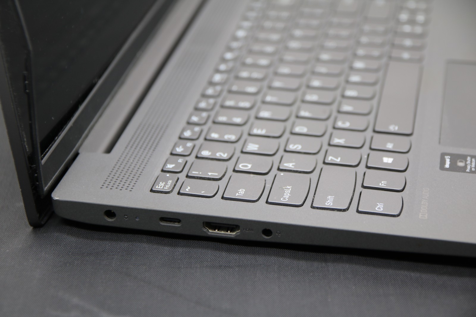 Lenovo IdeaPad 5i 15IIL05 15.6″ – i5-1035G1, No RAM No SSD, Broken Hinge