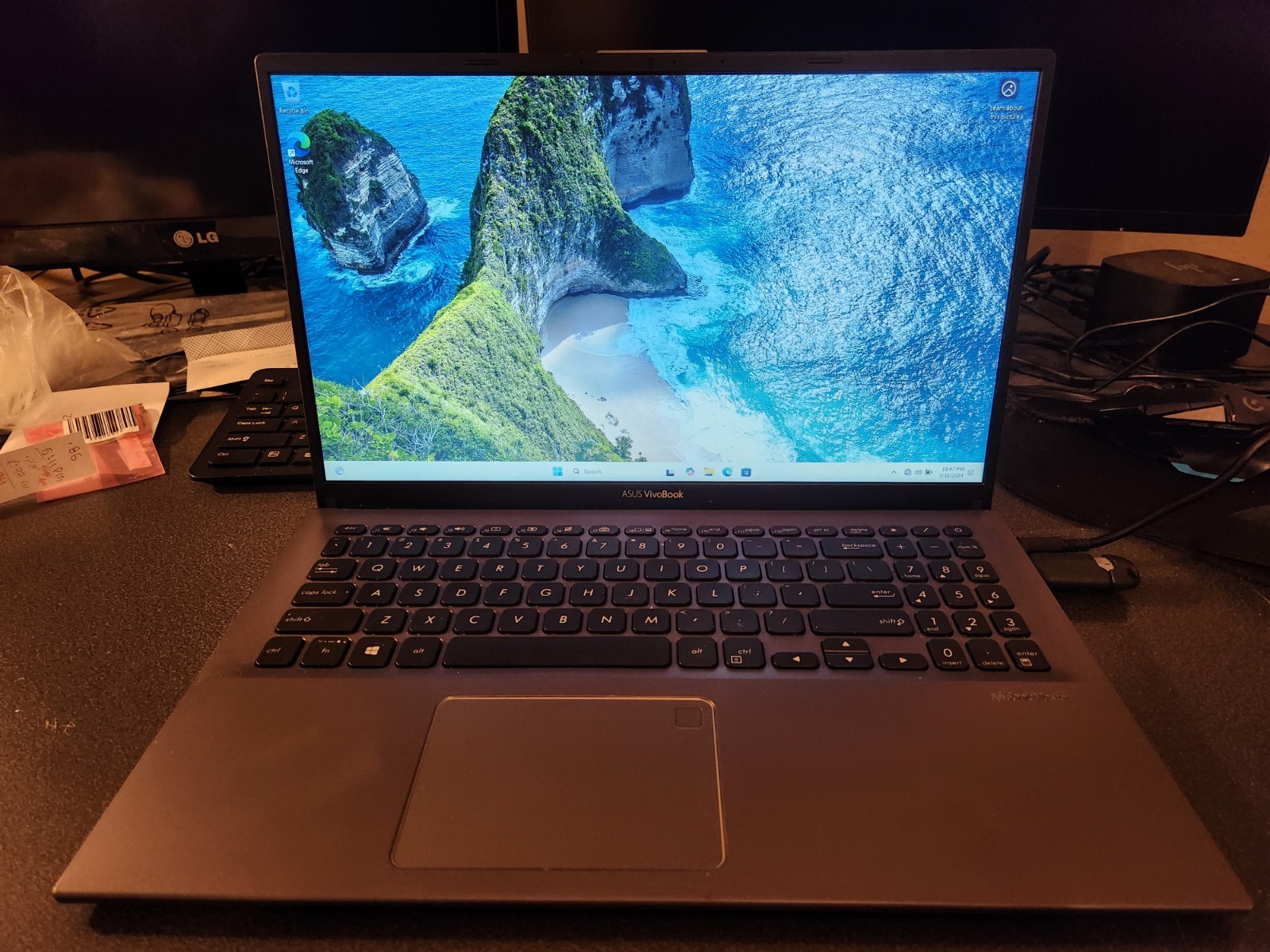 ASUS VIVIOBOOK F512D 12GB RAM 256GB 15.6″ AMD Ryzen 3 3200U Back-lit Key Adapter