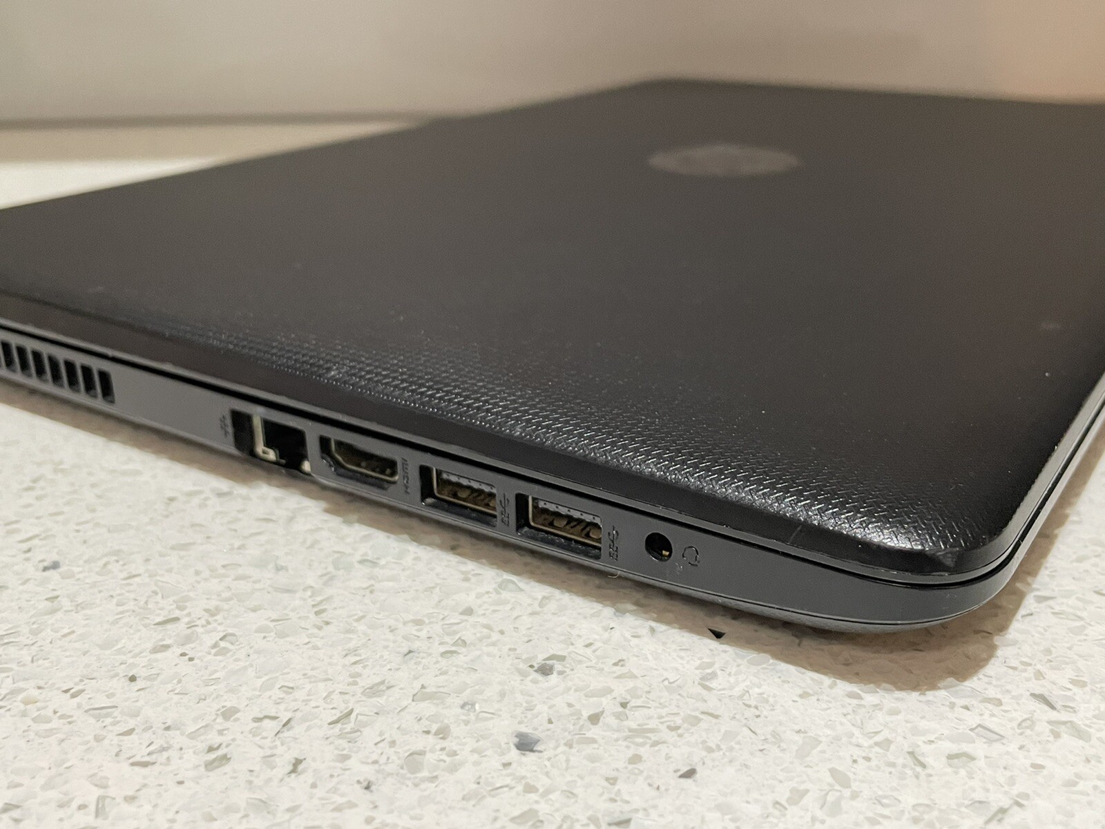 HP Notebook AMD 7th Generation A6-9220 2.50GHz 8GB 1TB HDD 15.6″ 15-bw027au W10