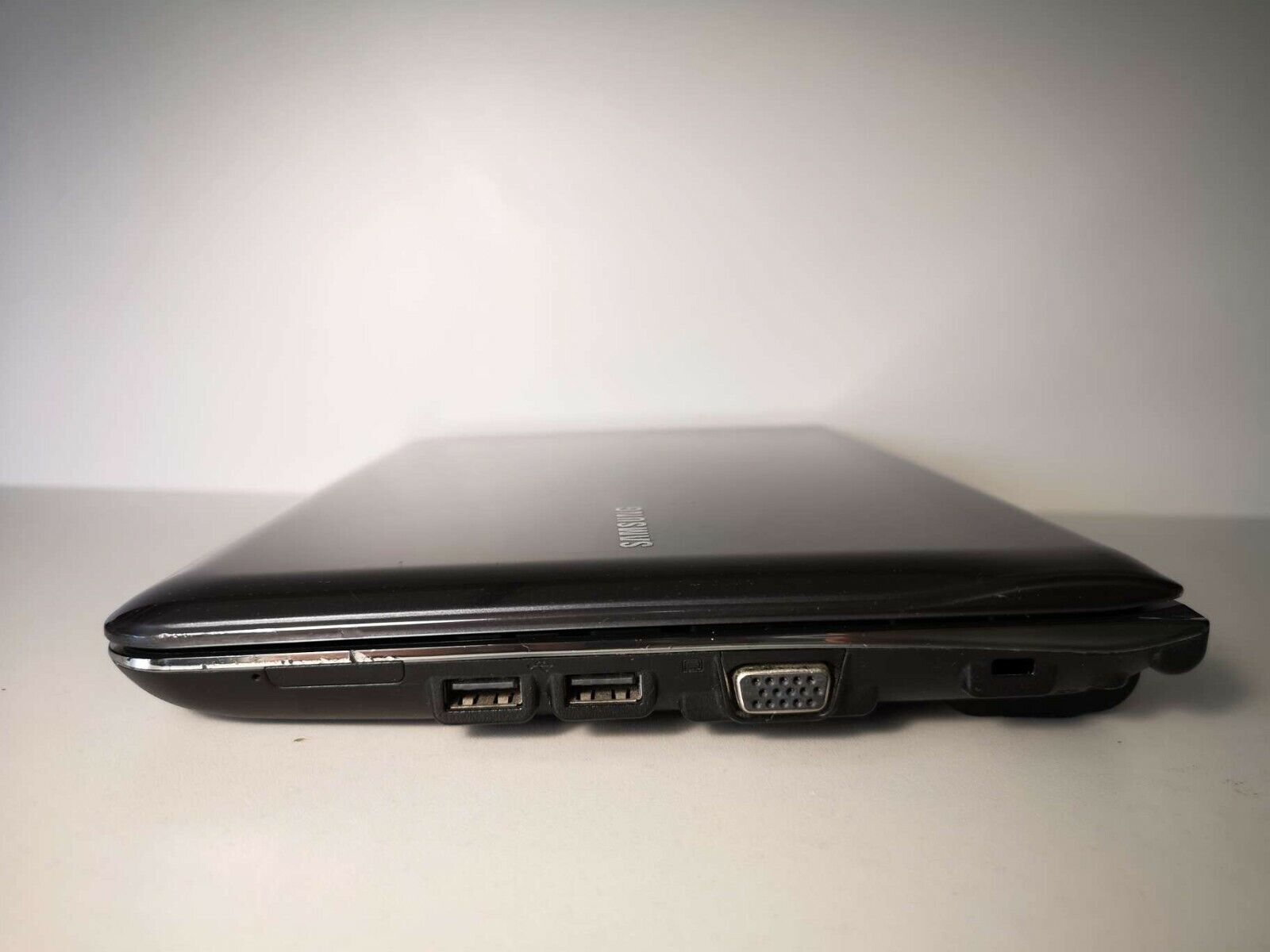 Samsung N210 PLUS 10.1” 2GB/320GB HDD ATOM N450 1.66GHz KAM 3xUSB Windows 7 Pro